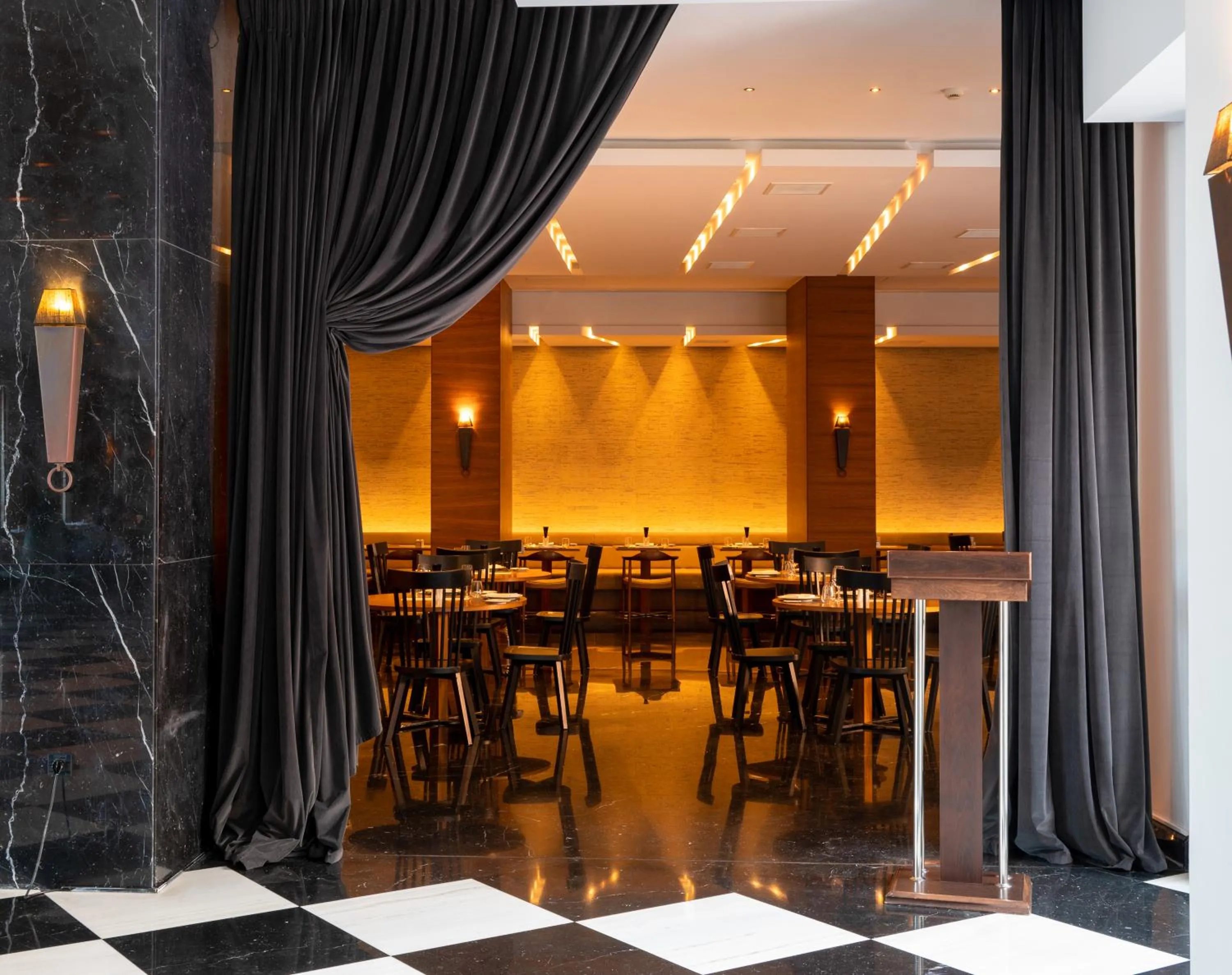 Restaurant/places to eat in Aquila Atlantis Hotel