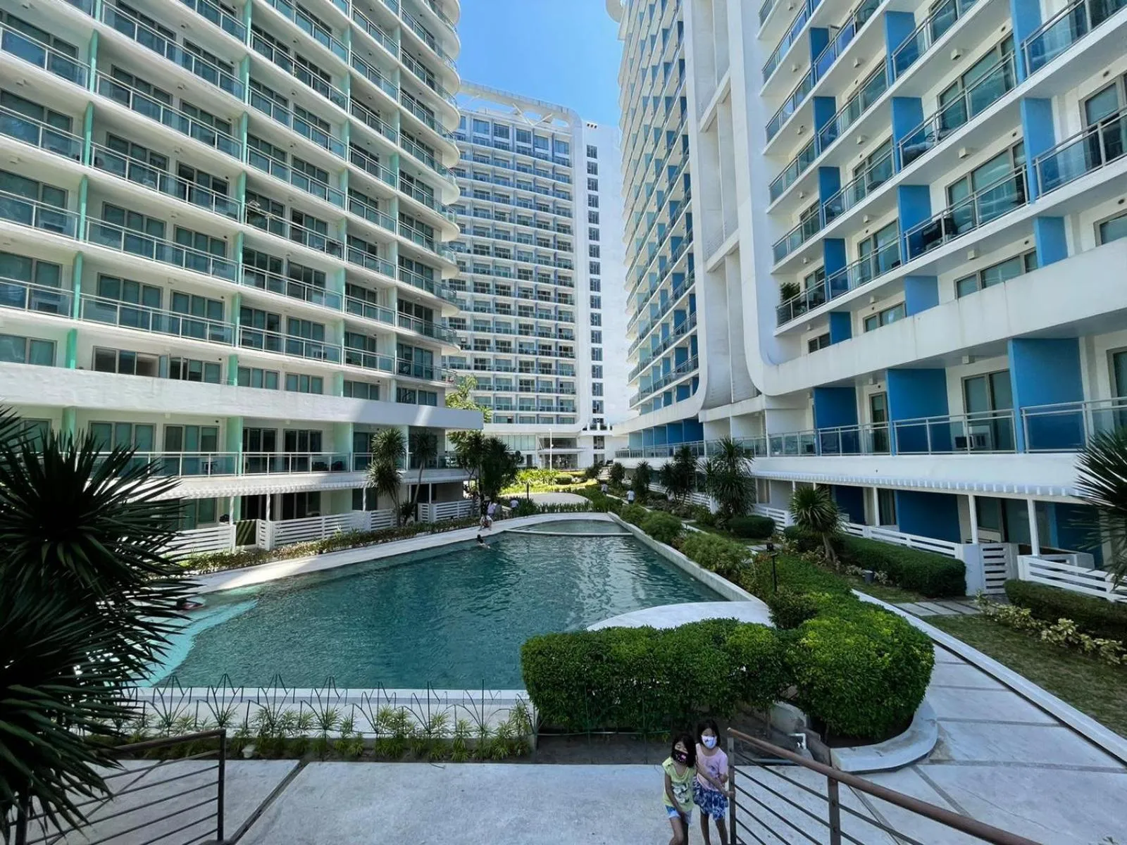 Azure Urban Resort with WIFI and Netflix