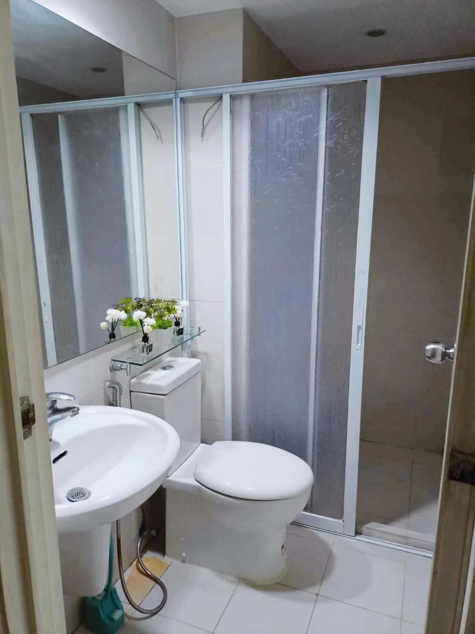 Azure Urban Resort with WIFI and Netflix