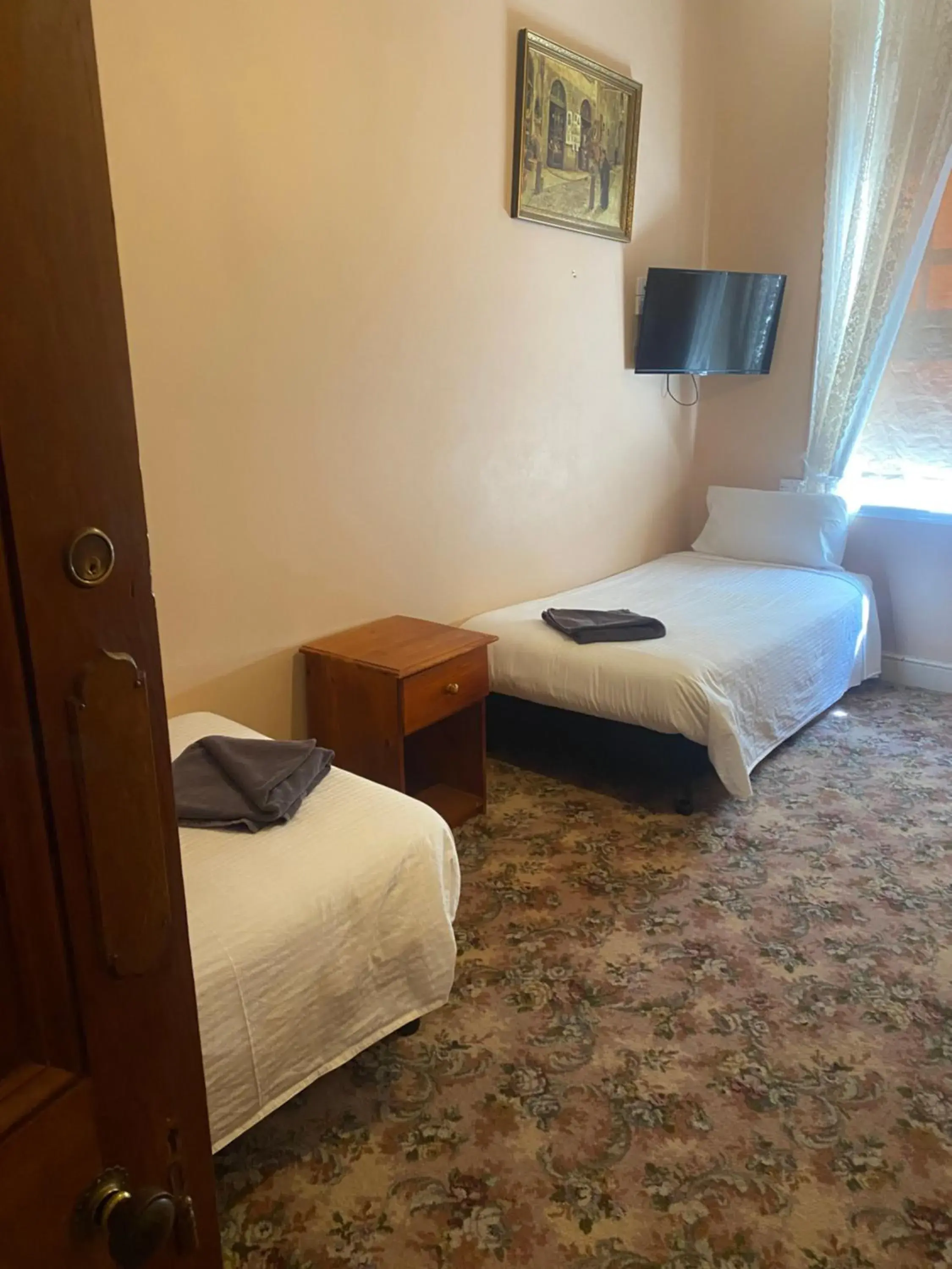 Budget Twin Room in Commercial Hotel Camperdown Budget Twin Room in Commercial Hotel Camperdown