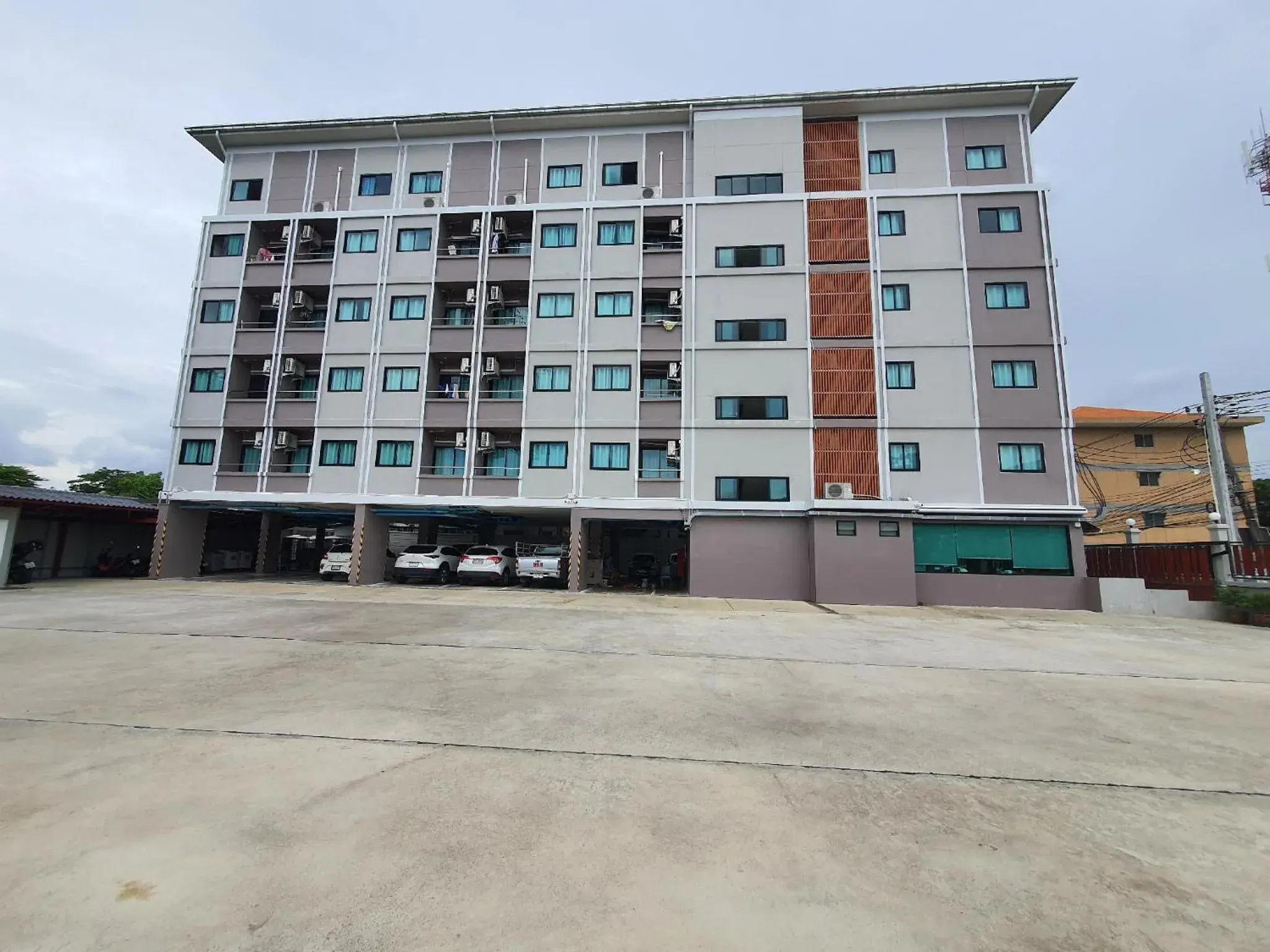 Property building in Siam Rama9 Hotel Property building in Siam Rama9 Hotel