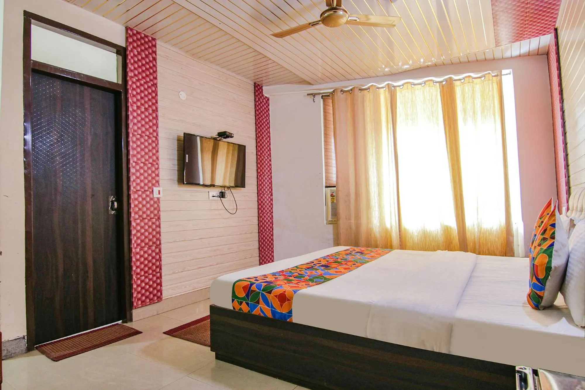 Communal lounge/ TV room, Bed in FabHotel GS