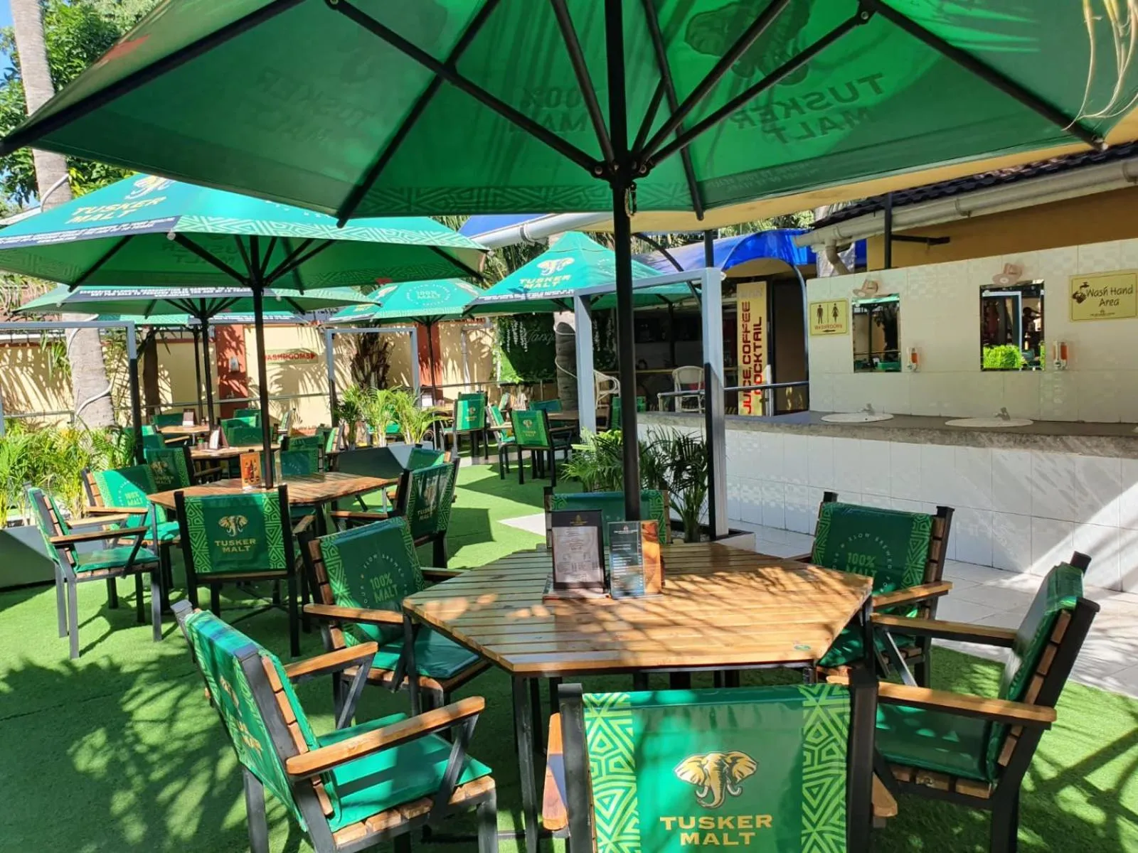 Restaurant/places to eat in The VIP Luxury Lounge Hotel