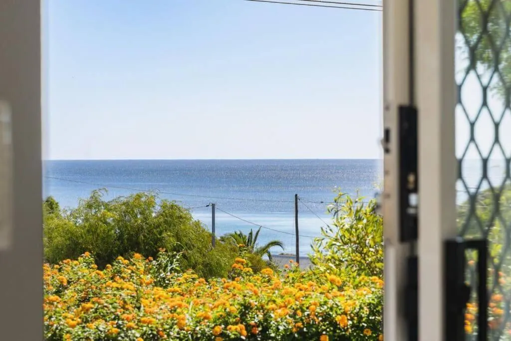 Sea view in Seaview Residence by "Peppy Beach Retreats" - Two Houses in One with Soaring Ceilings
