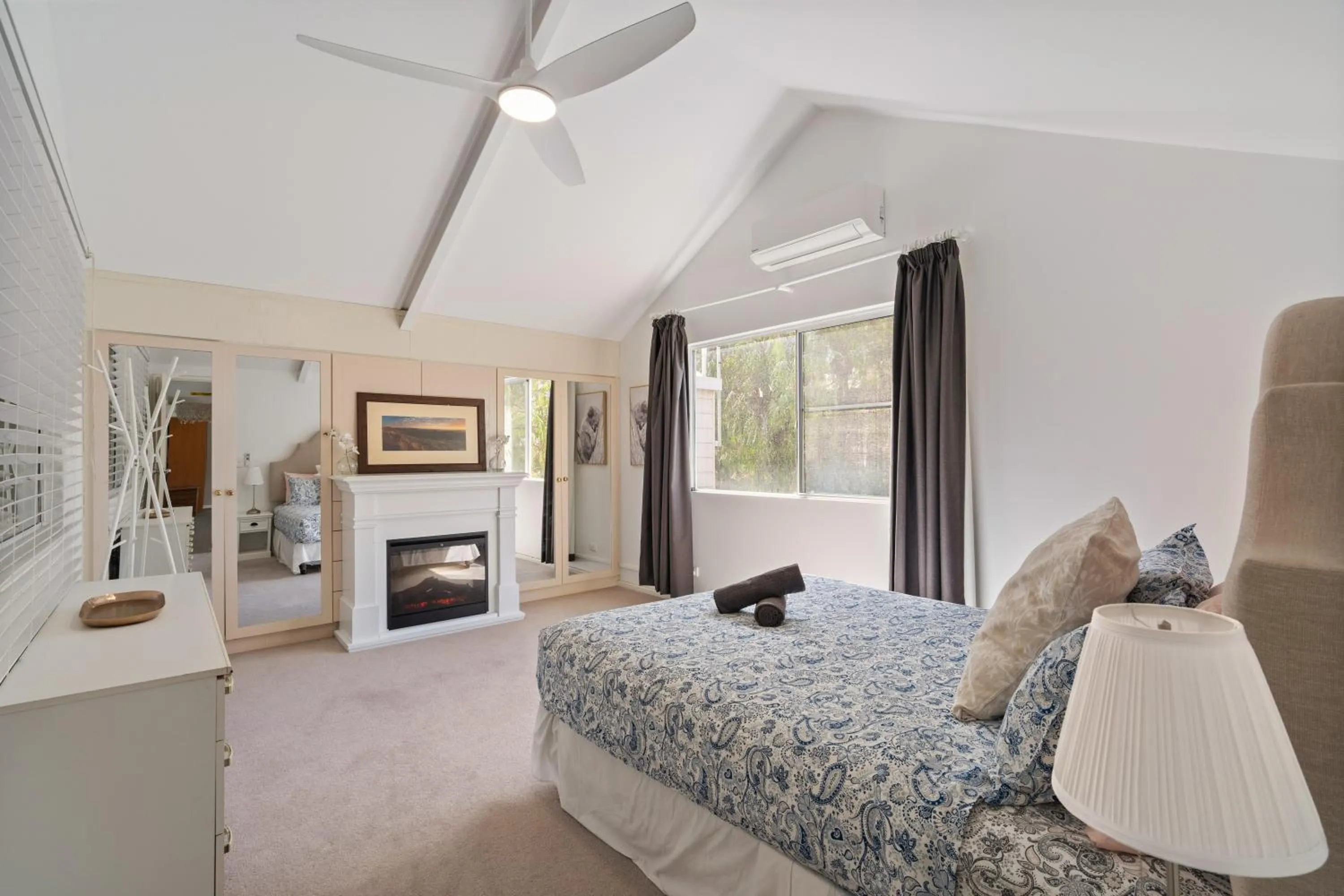 Bed in Seaview Residence by "Peppy Beach Retreats" - Two Houses in One with Soaring Ceilings