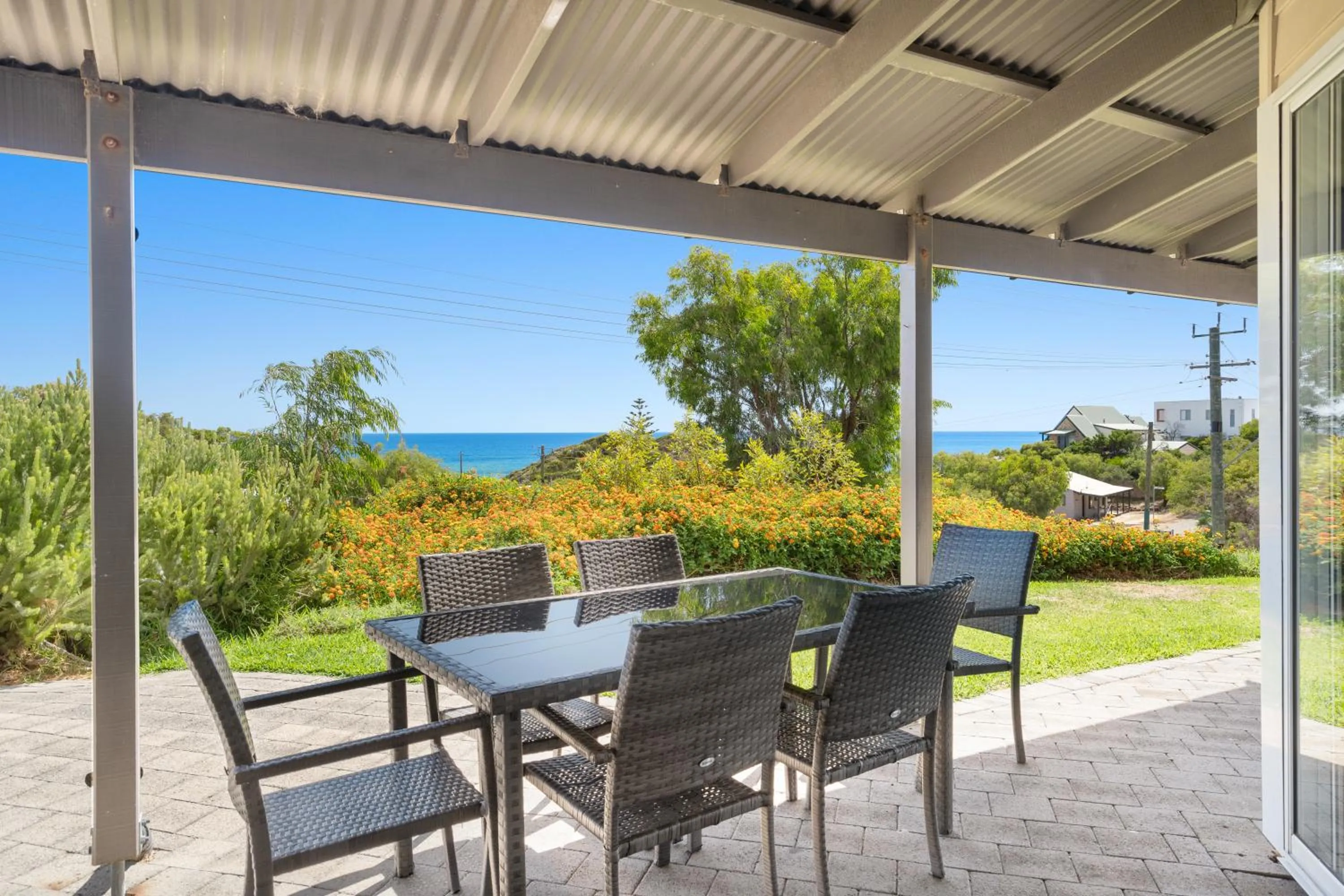 Seaview Residence by "Peppy Beach Retreats" - Two Houses in One with Soaring Ceilings