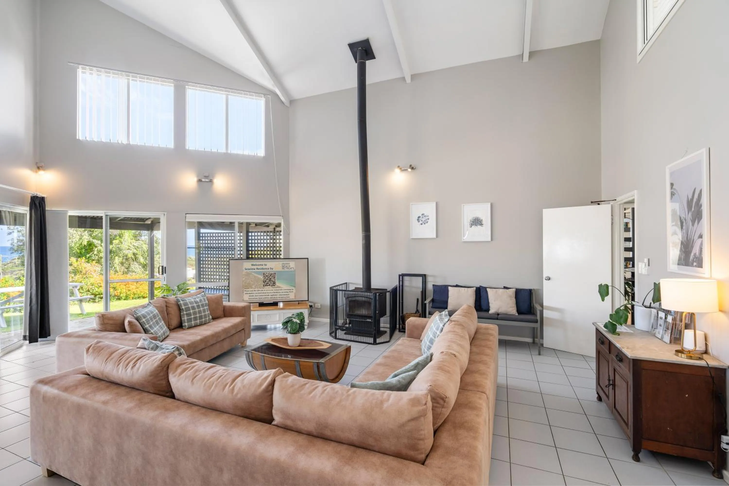 Seaview Residence by "Peppy Beach Retreats" - Two Houses in One with Soaring Ceilings