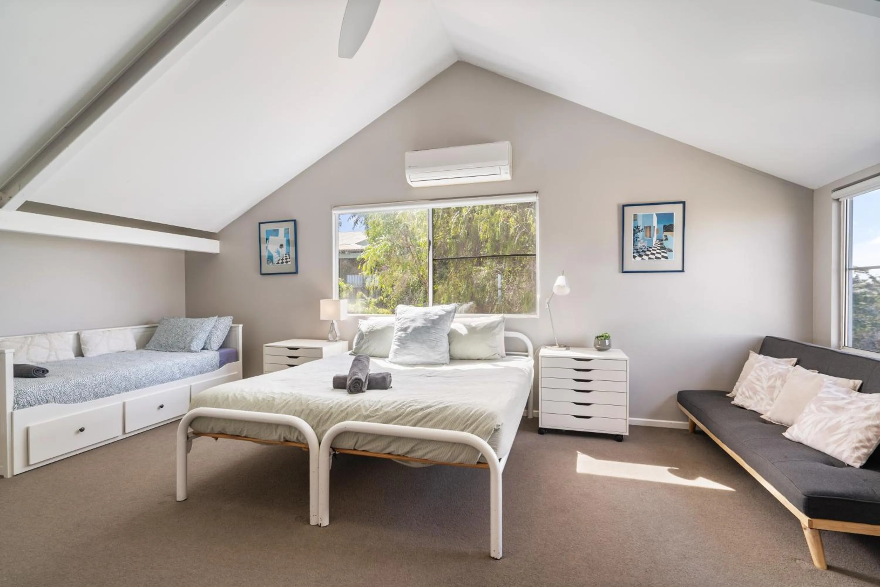 Seaview Residence by "Peppy Beach Retreats" - Two Houses in One with Soaring Ceilings