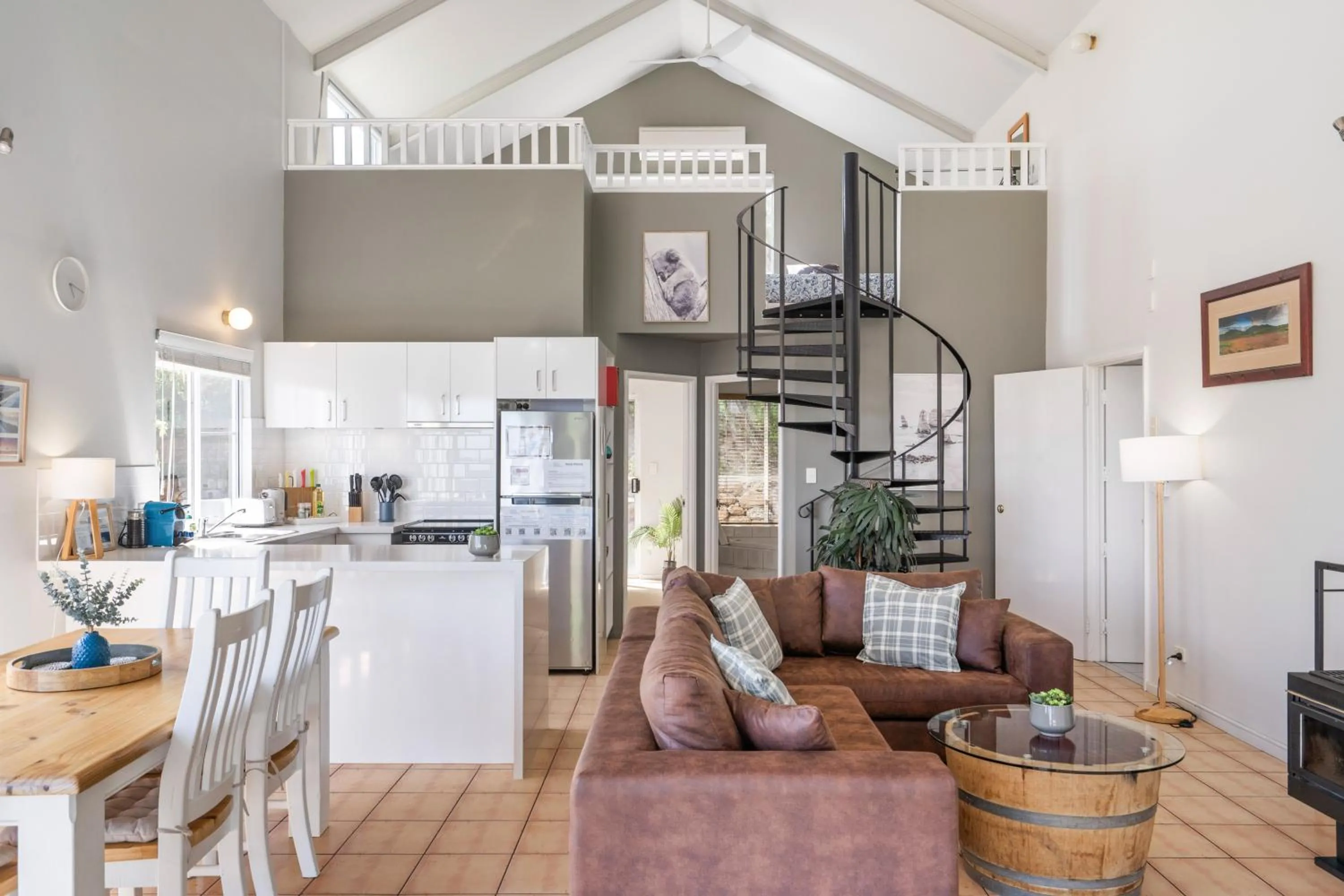 Seaview Residence by "Peppy Beach Retreats" - Two Houses in One with Soaring Ceilings