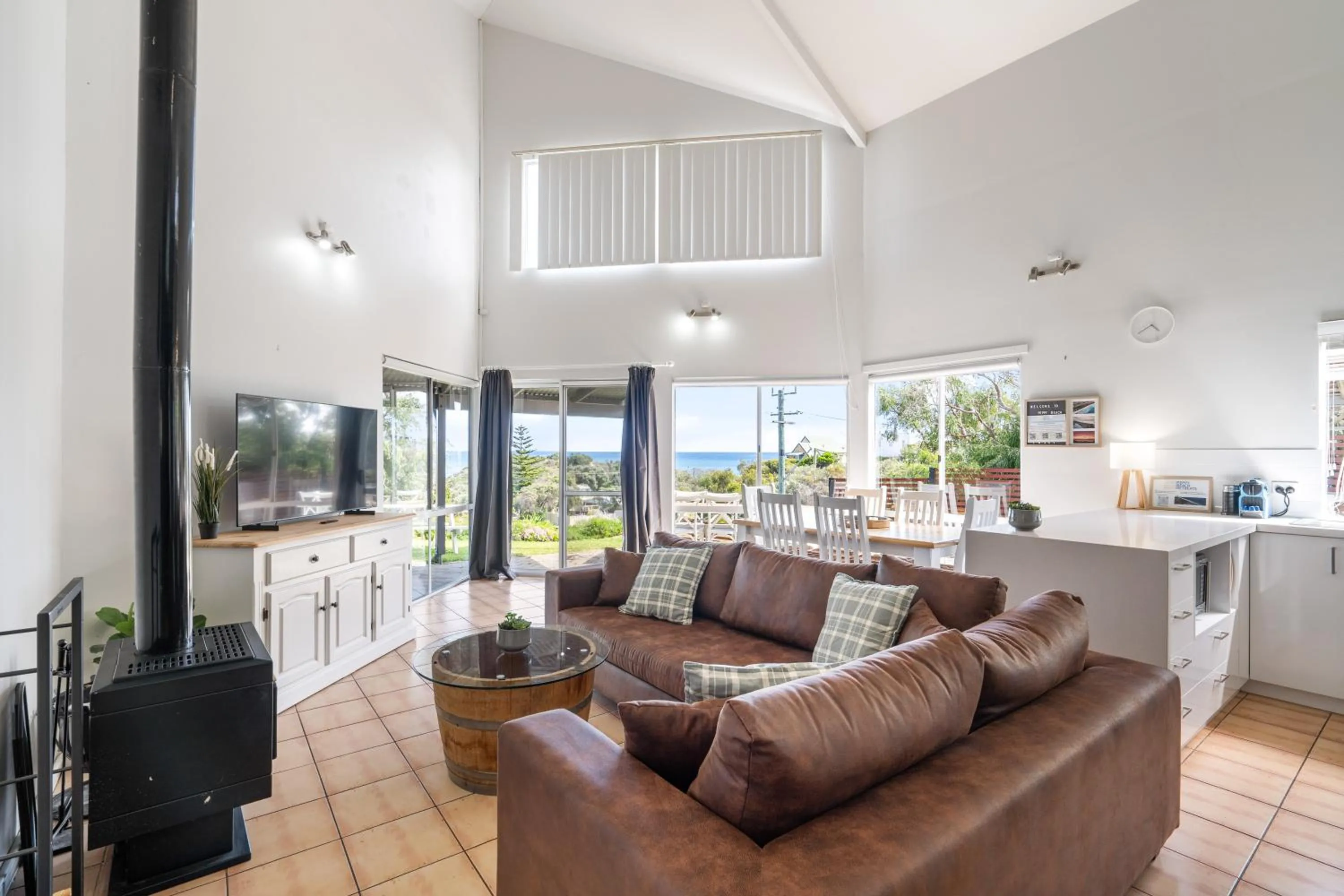 Seaview Residence by "Peppy Beach Retreats" - Two Houses in One with Soaring Ceilings