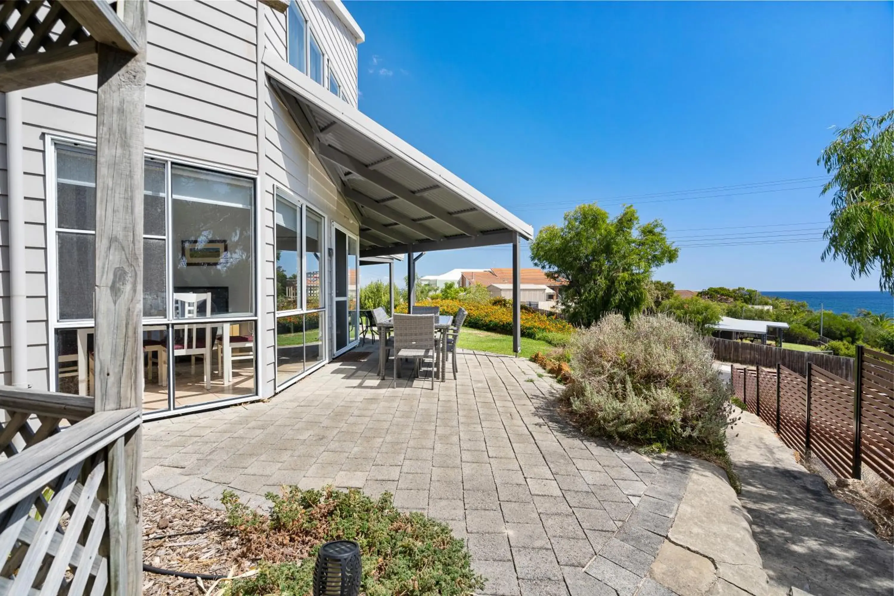 Seven-Bedroom House in Seaview Residence by "Peppy Beach Retreats" - Two Houses in One with Soaring Ceilings Seven-Bedroom House in Seaview Residence by "Peppy Beach Retreats" - Two Houses in One with Soaring Ceilings