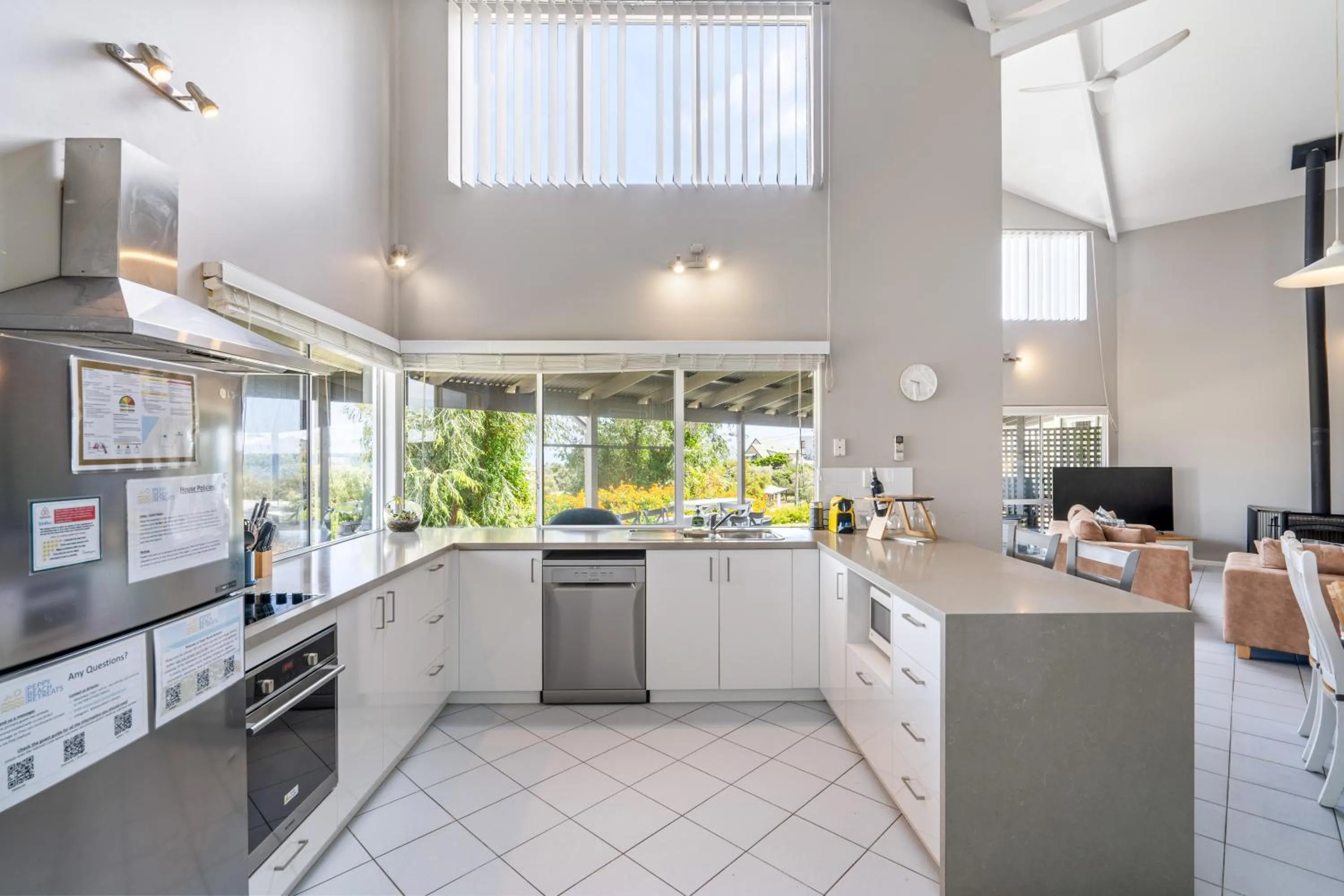 Seaview Residence by "Peppy Beach Retreats" - Two Houses in One with Soaring Ceilings