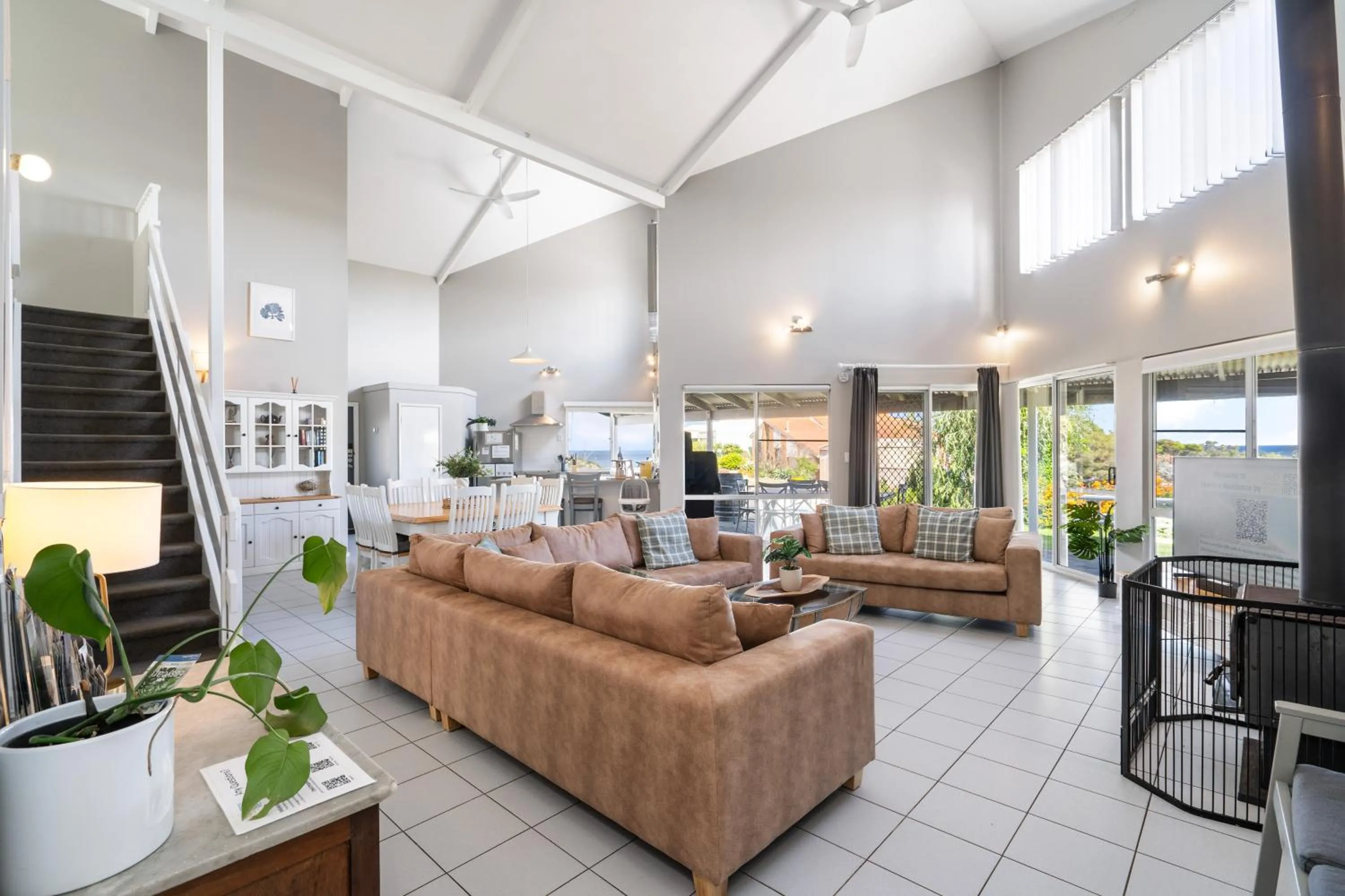 Seaview Residence by "Peppy Beach Retreats" - Two Houses in One with Soaring Ceilings