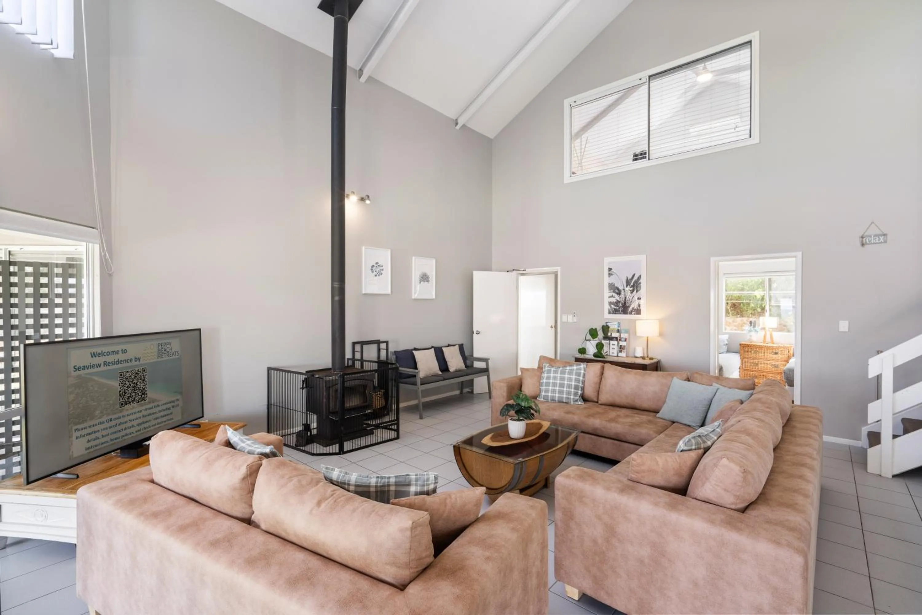 Seaview Residence by "Peppy Beach Retreats" - Two Houses in One with Soaring Ceilings