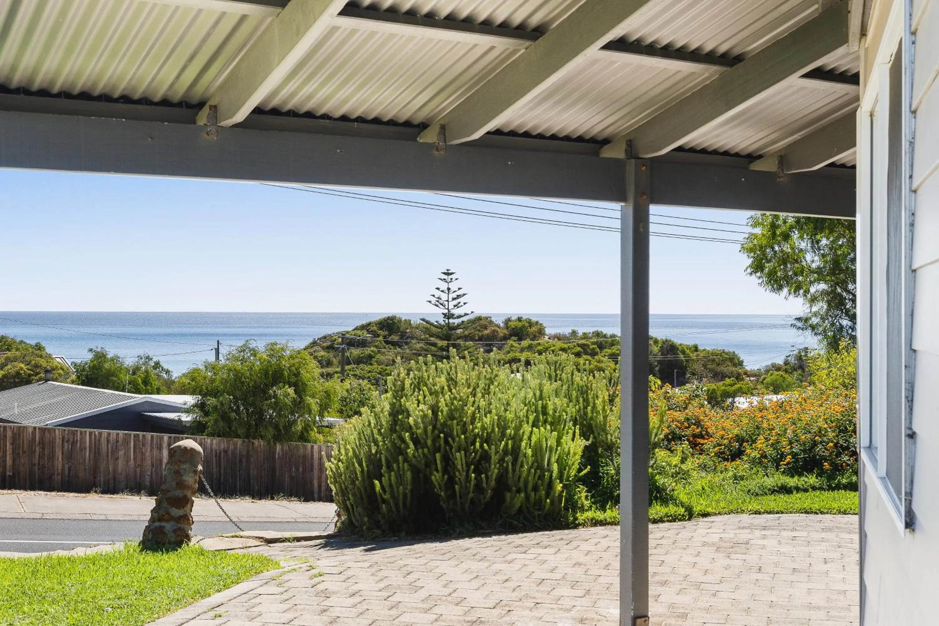 Seaview Residence by "Peppy Beach Retreats" - Two Houses in One with Soaring Ceilings