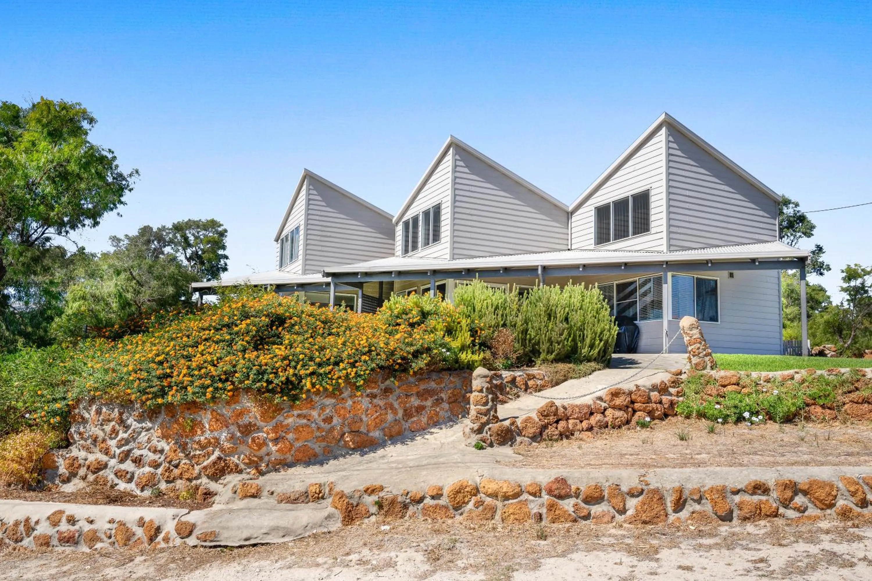 Property building in Seaview Residence by "Peppy Beach Retreats" - Two Houses in One with Soaring Ceilings