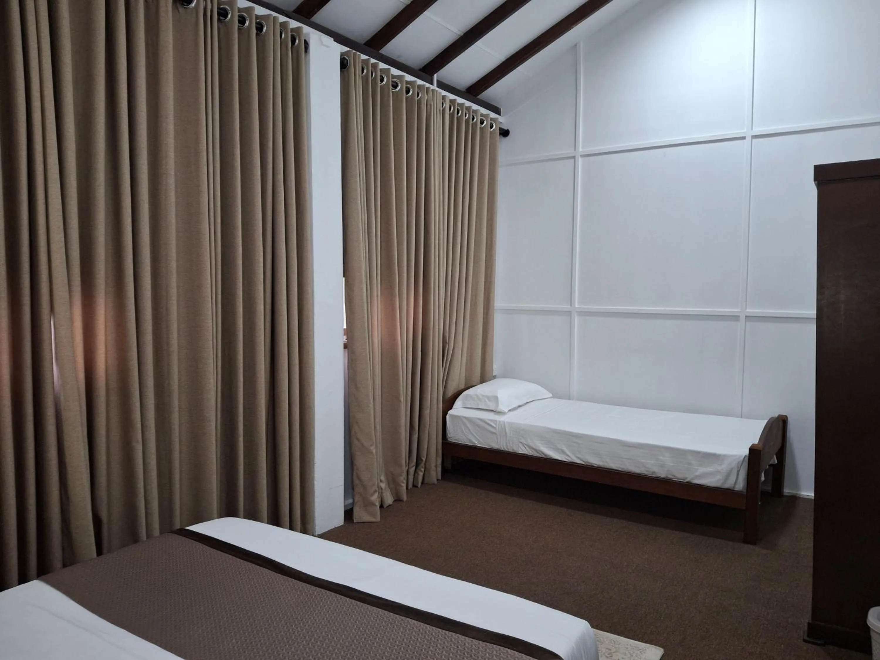Photo of the whole room, Bed in Tepraas Sigiriya