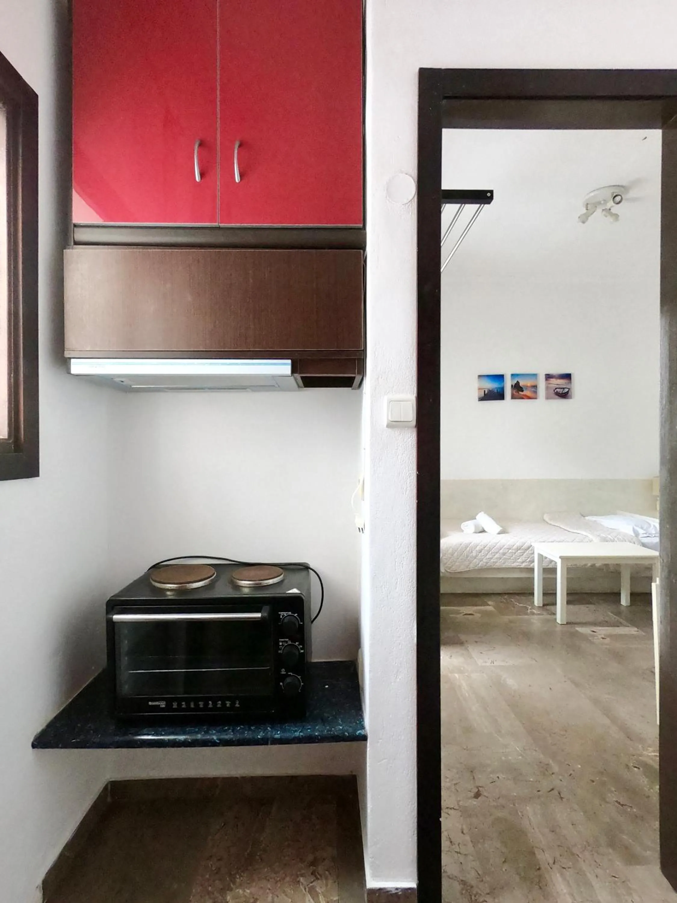 Kitchen or kitchenette, Bed in Anny Studios & Rooms Perissa Beach