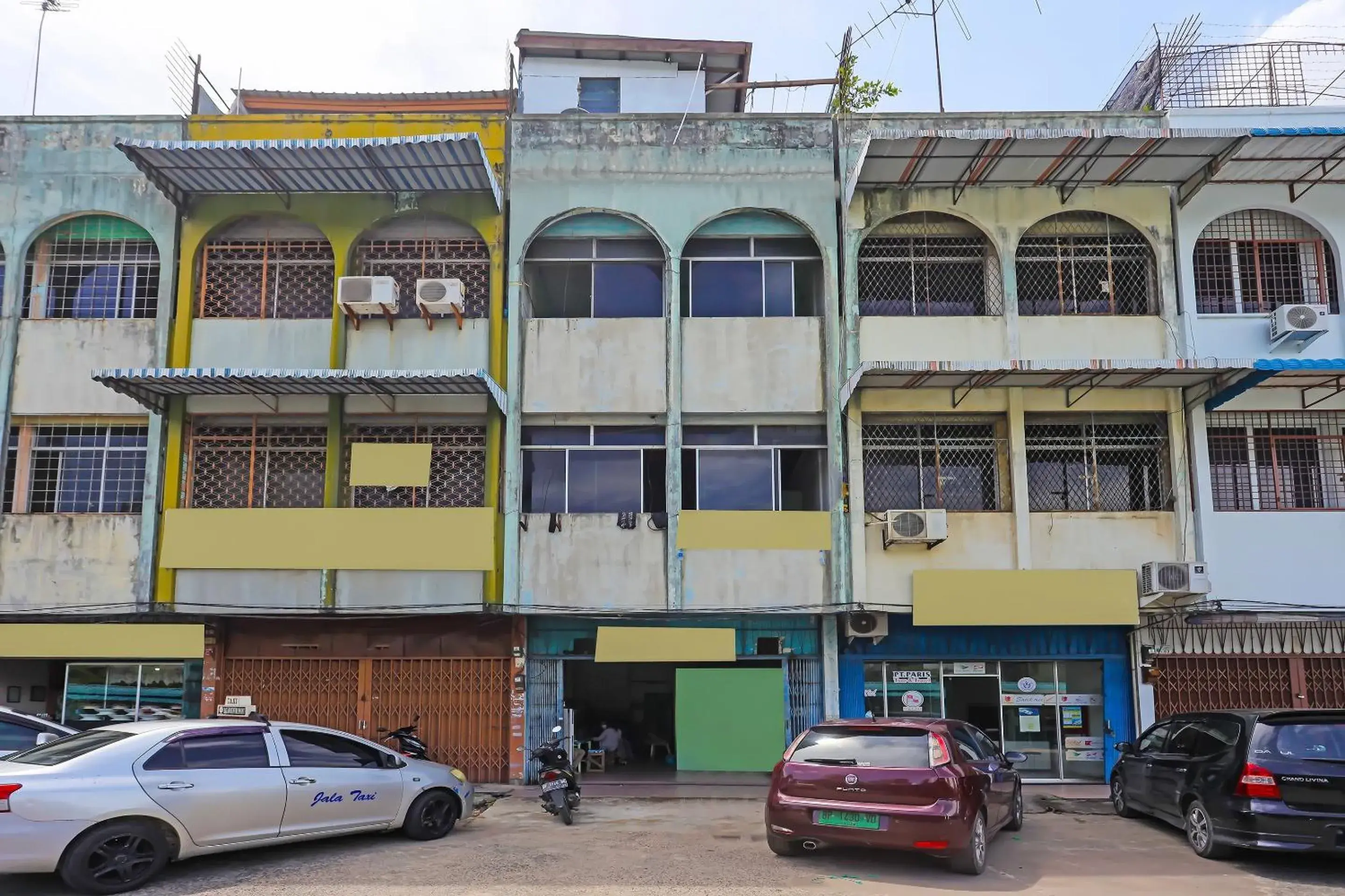 Facade/entrance in Hotel O Penginapan Pak DheNearMall Nagoya Hill Facade/entrance in Hotel O Penginapan Pak DheNearMall Nagoya Hill