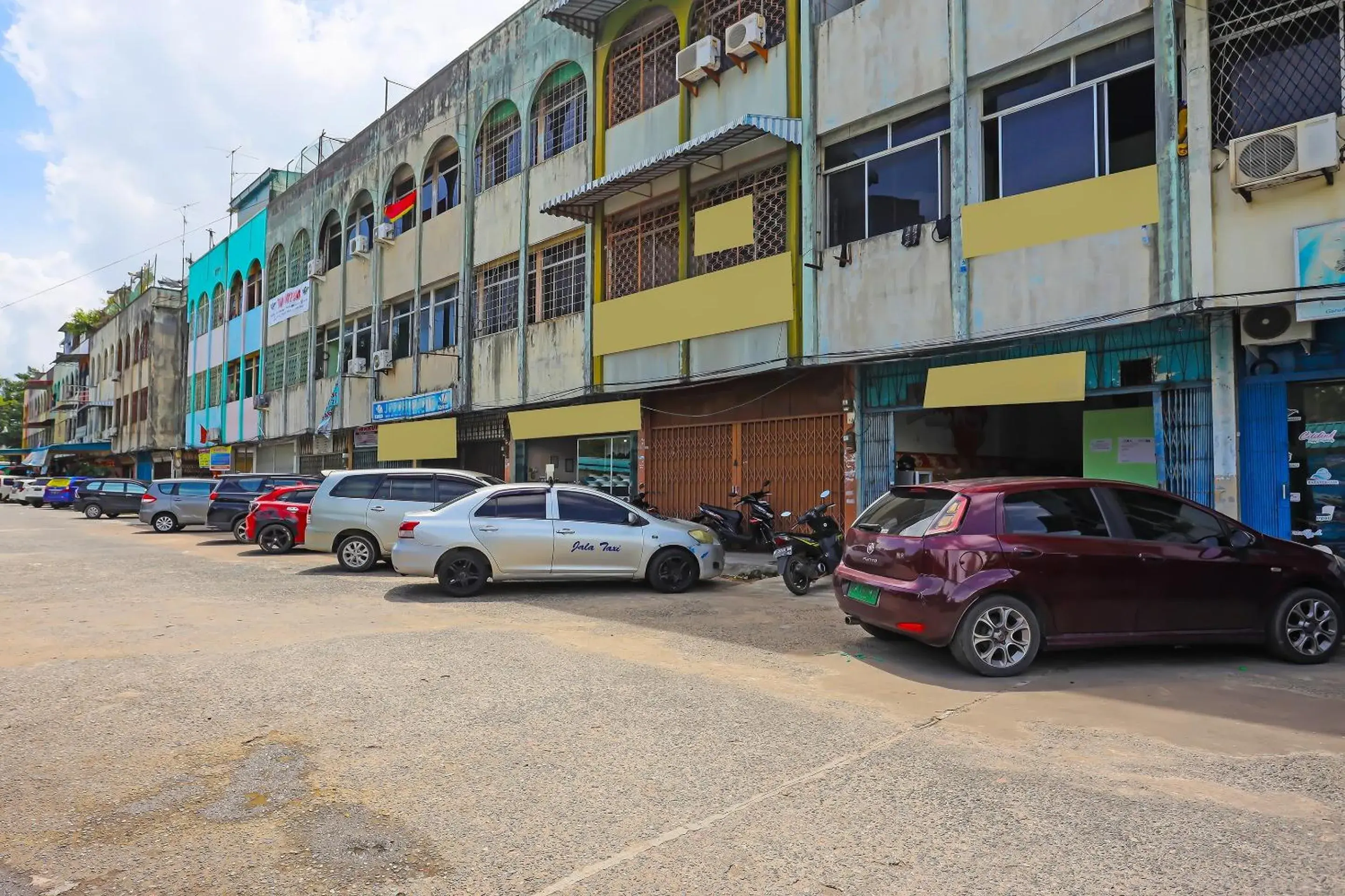 Facade/entrance in Hotel O Penginapan Pak DheNearMall Nagoya Hill Facade/entrance in Hotel O Penginapan Pak DheNearMall Nagoya Hill