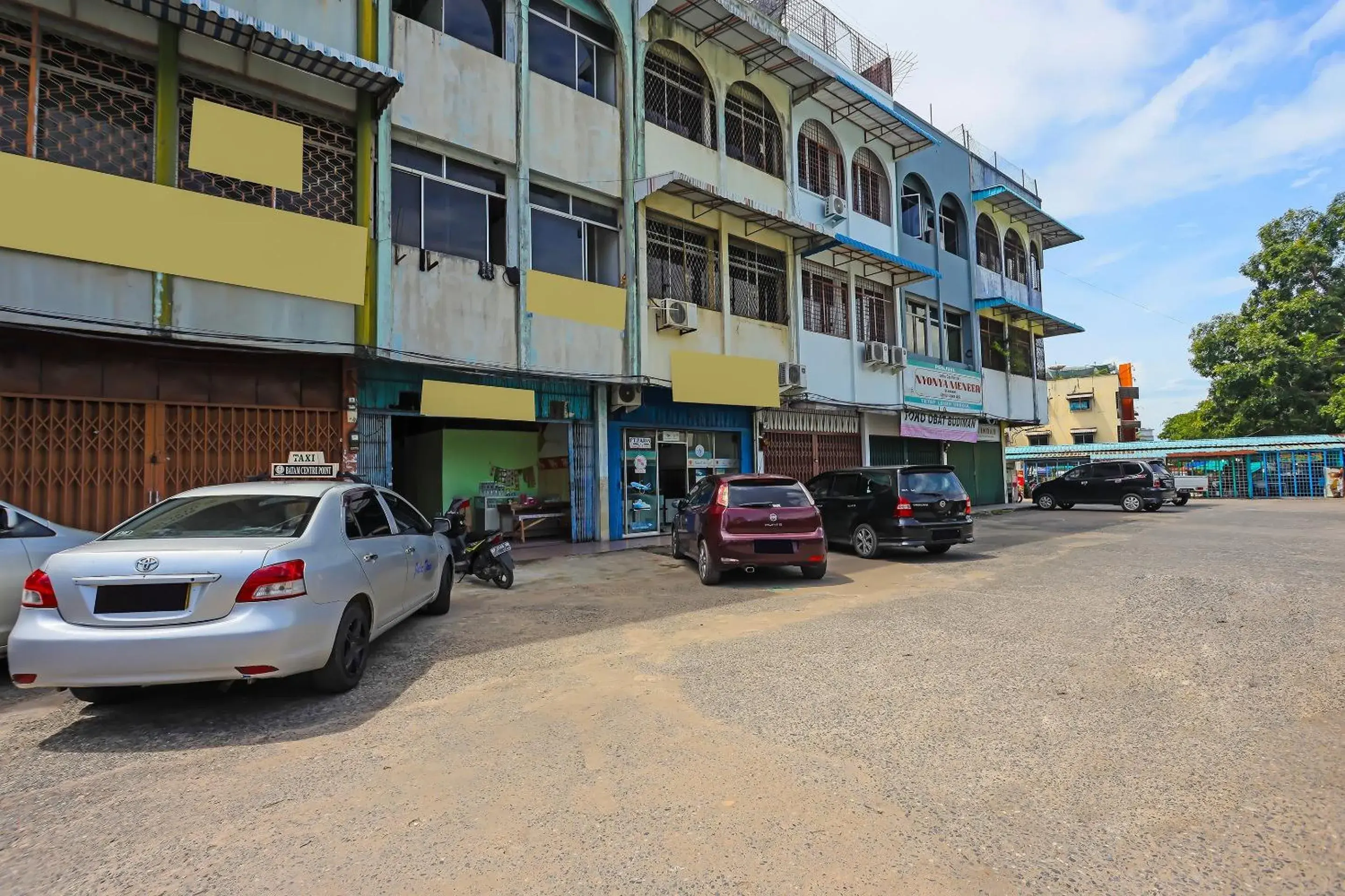 Facade/entrance in Hotel O Penginapan Pak DheNearMall Nagoya Hill Facade/entrance in Hotel O Penginapan Pak DheNearMall Nagoya Hill