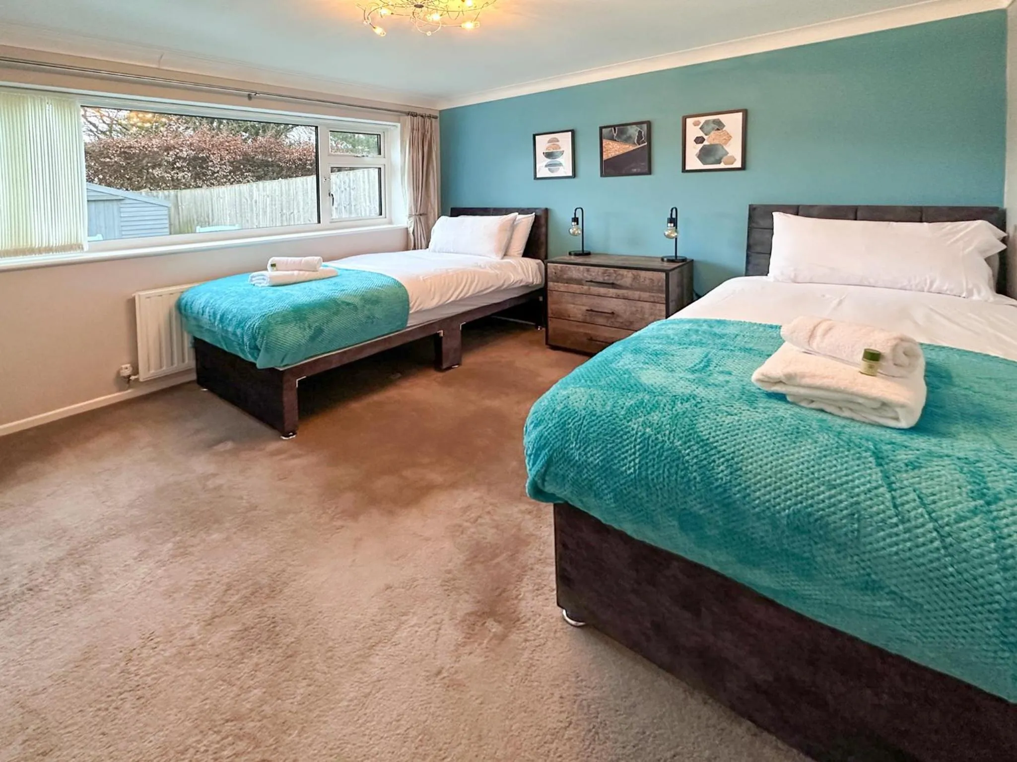 BLUNSDON LODGE - Spacious Bungalow, High Speed Wi-Fi, Free Private Parking, Garden