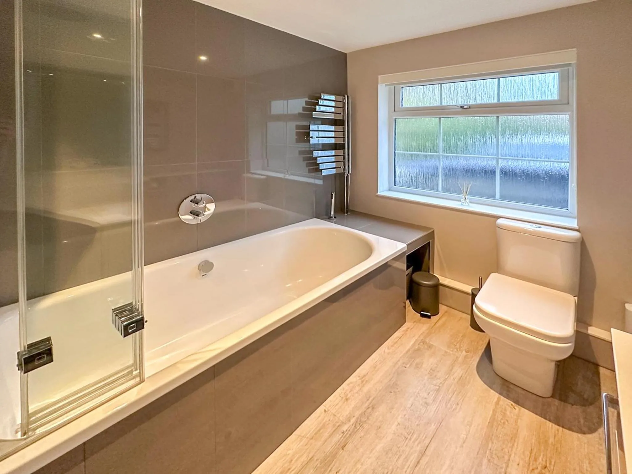 BLUNSDON LODGE - Spacious Bungalow, High Speed Wi-Fi, Free Private Parking, Garden