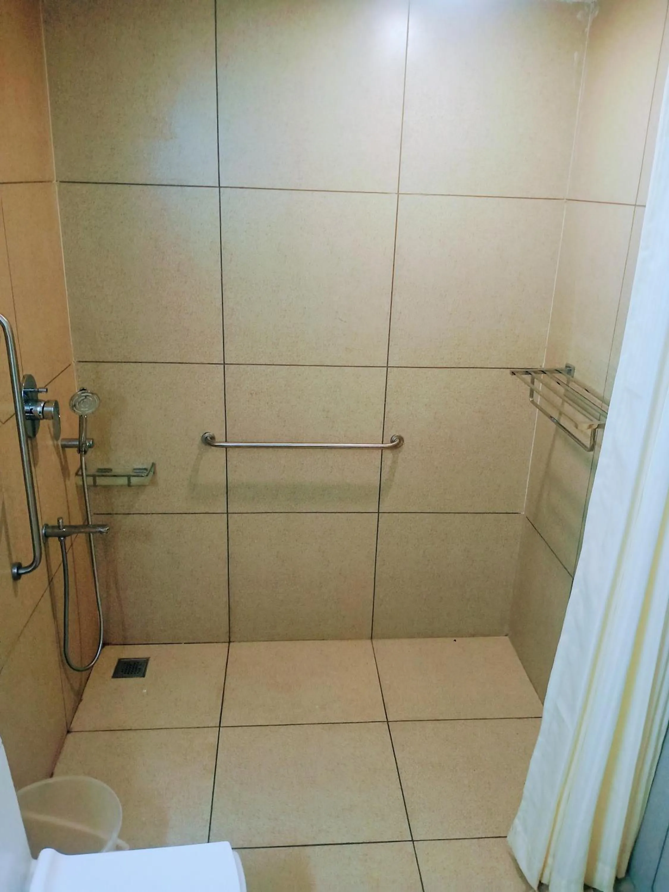 Shower in Pearlspot Hotel
