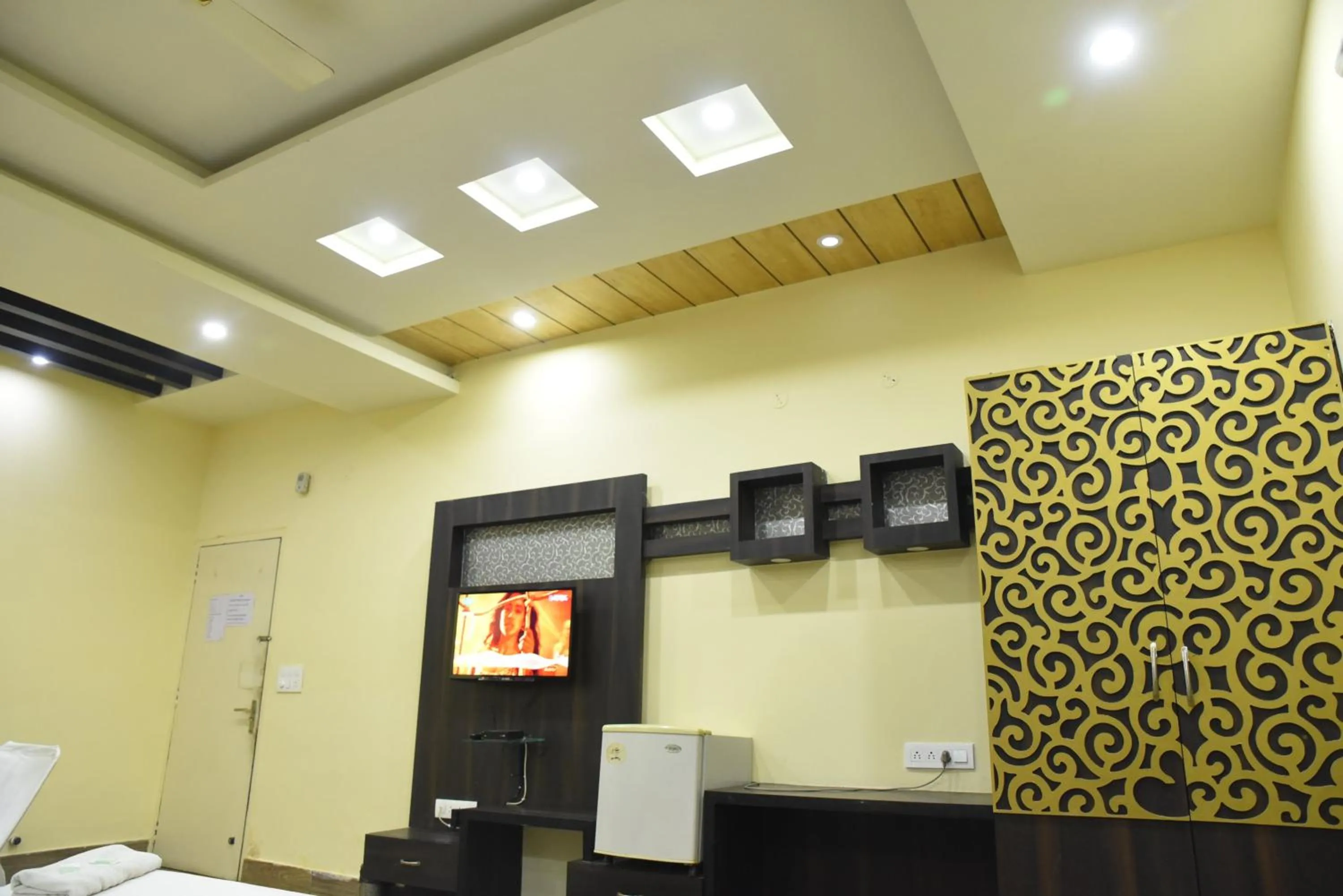 Communal lounge/ TV room, Bed in Hotel C-9