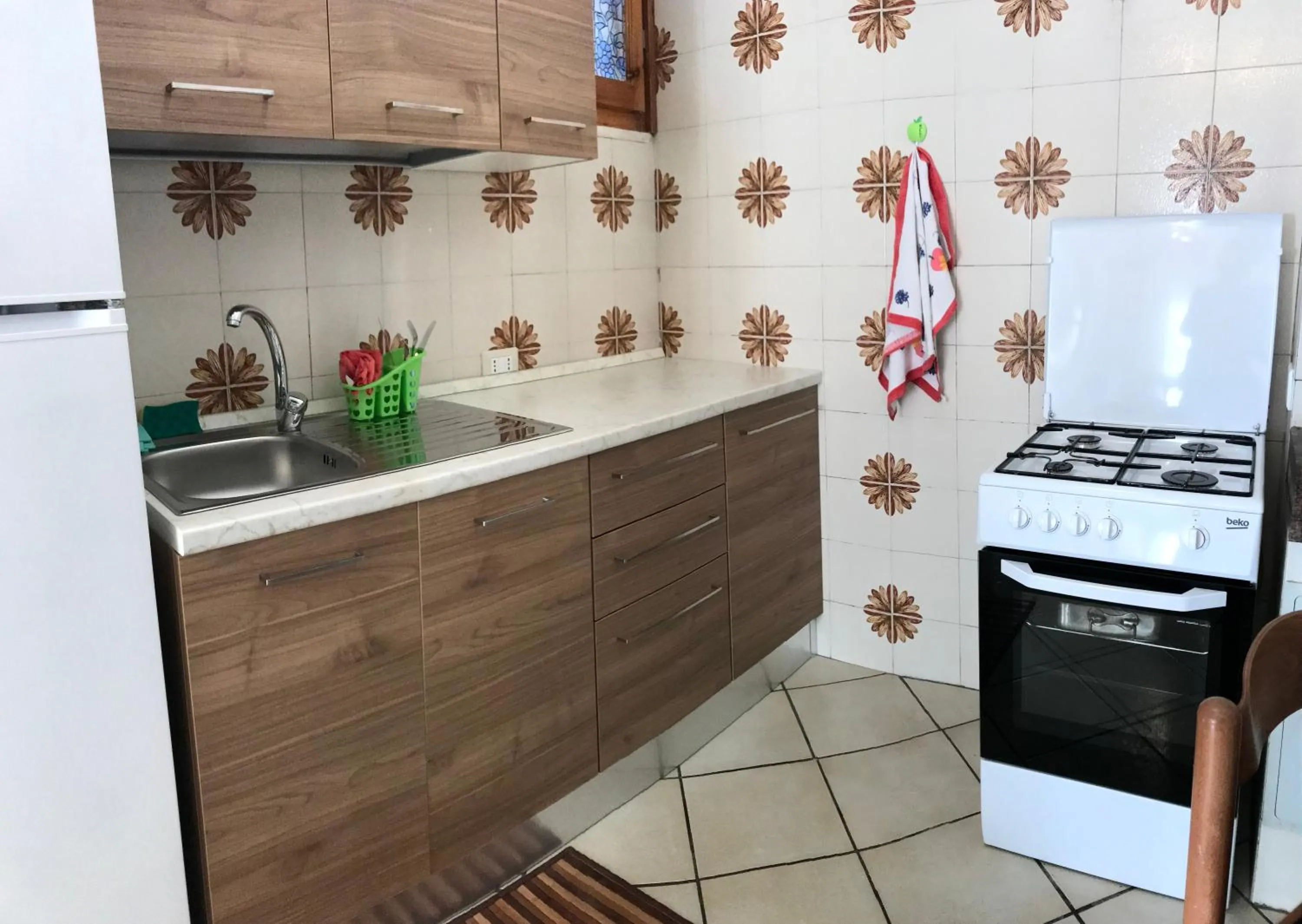 Kitchen or kitchenette in Stella Di Mare - ampio appartamento con DUE bagni - fronte mare