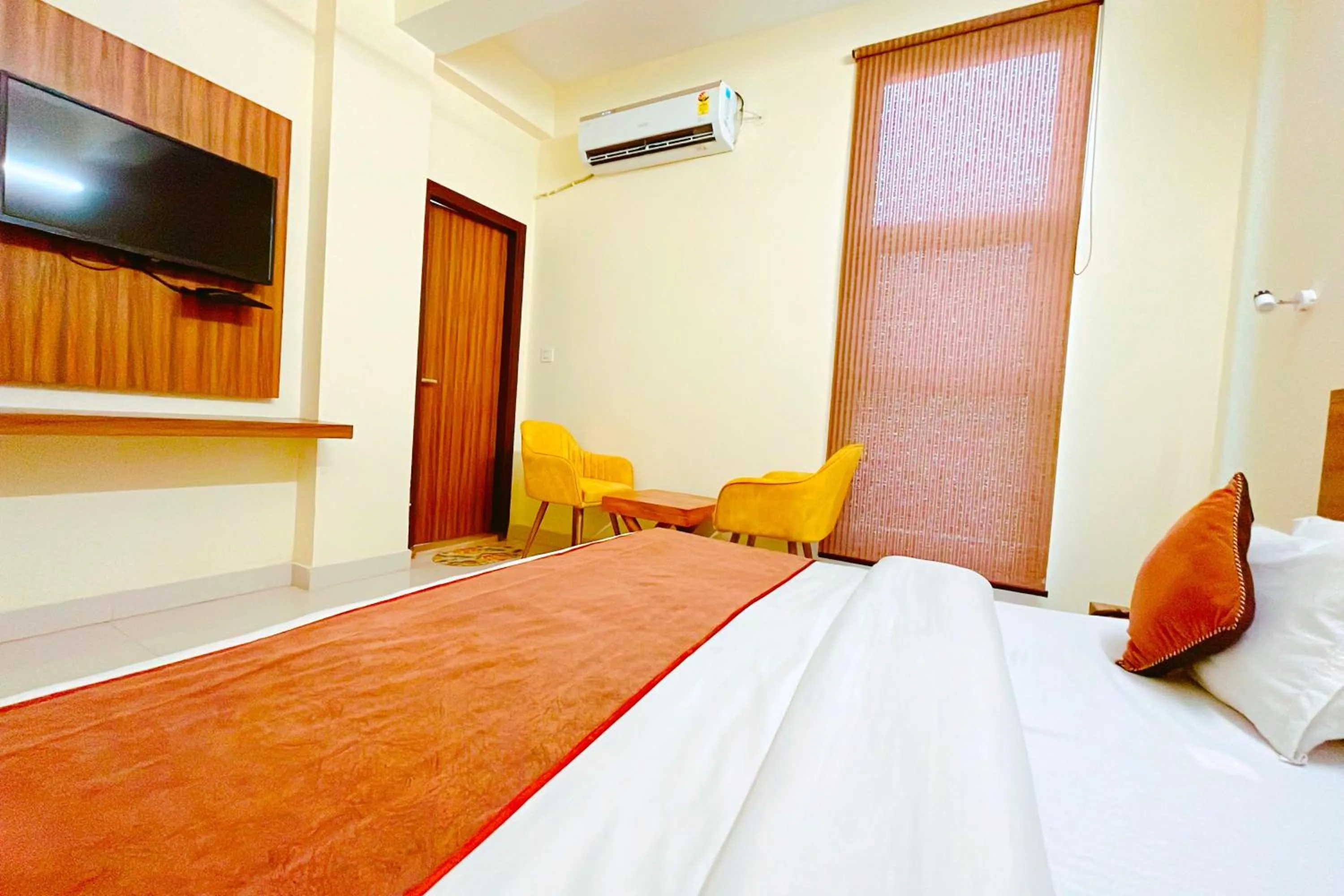 Photo of the whole room, Bed in Ganga Ashoka Hotel Rishikesh