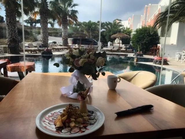 Restaurant/places to eat in Villa Manos Hotel