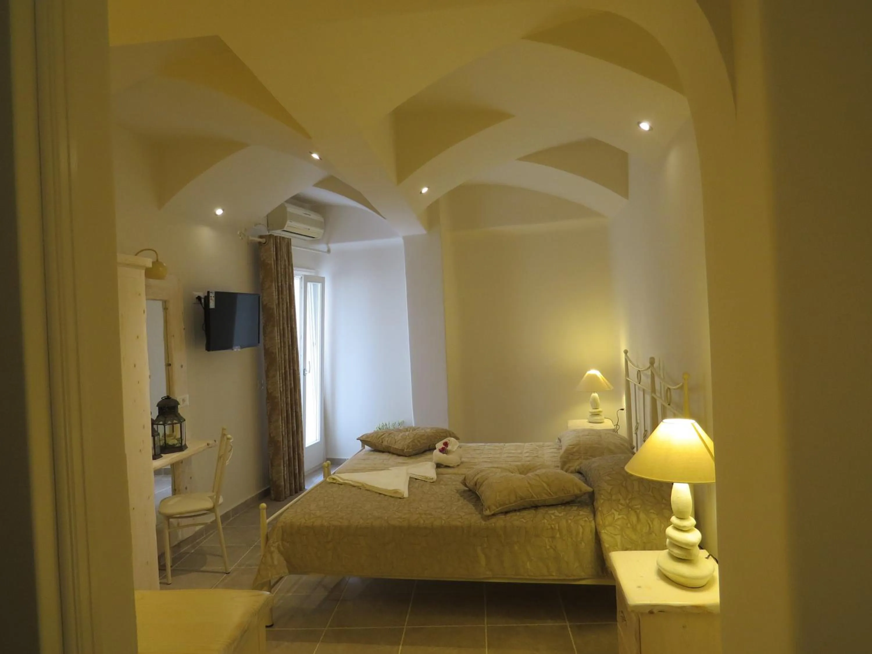 Bed in Villa Manos Hotel