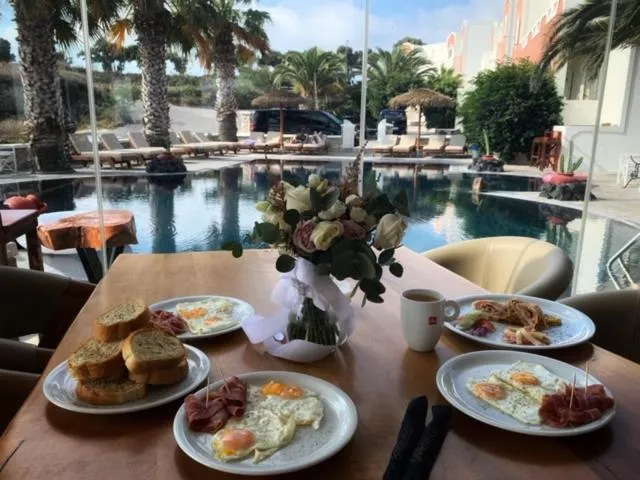 Restaurant/places to eat in Villa Manos Hotel