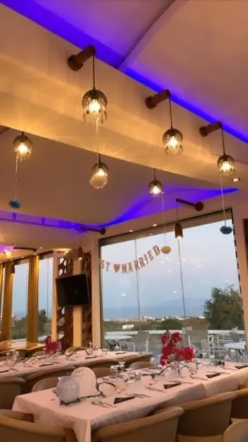 Restaurant/places to eat in Villa Manos Hotel