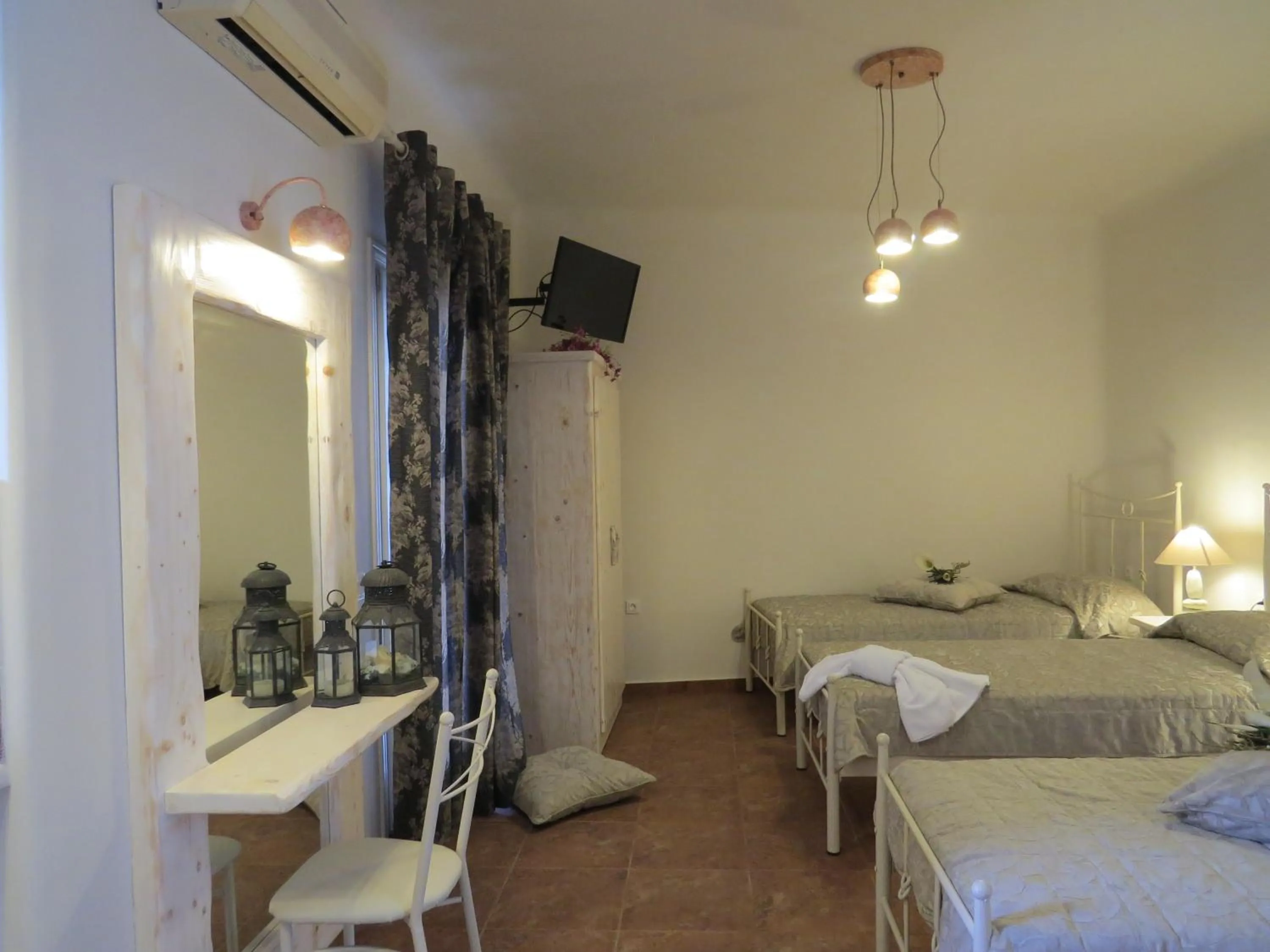 Bed in Villa Manos Hotel