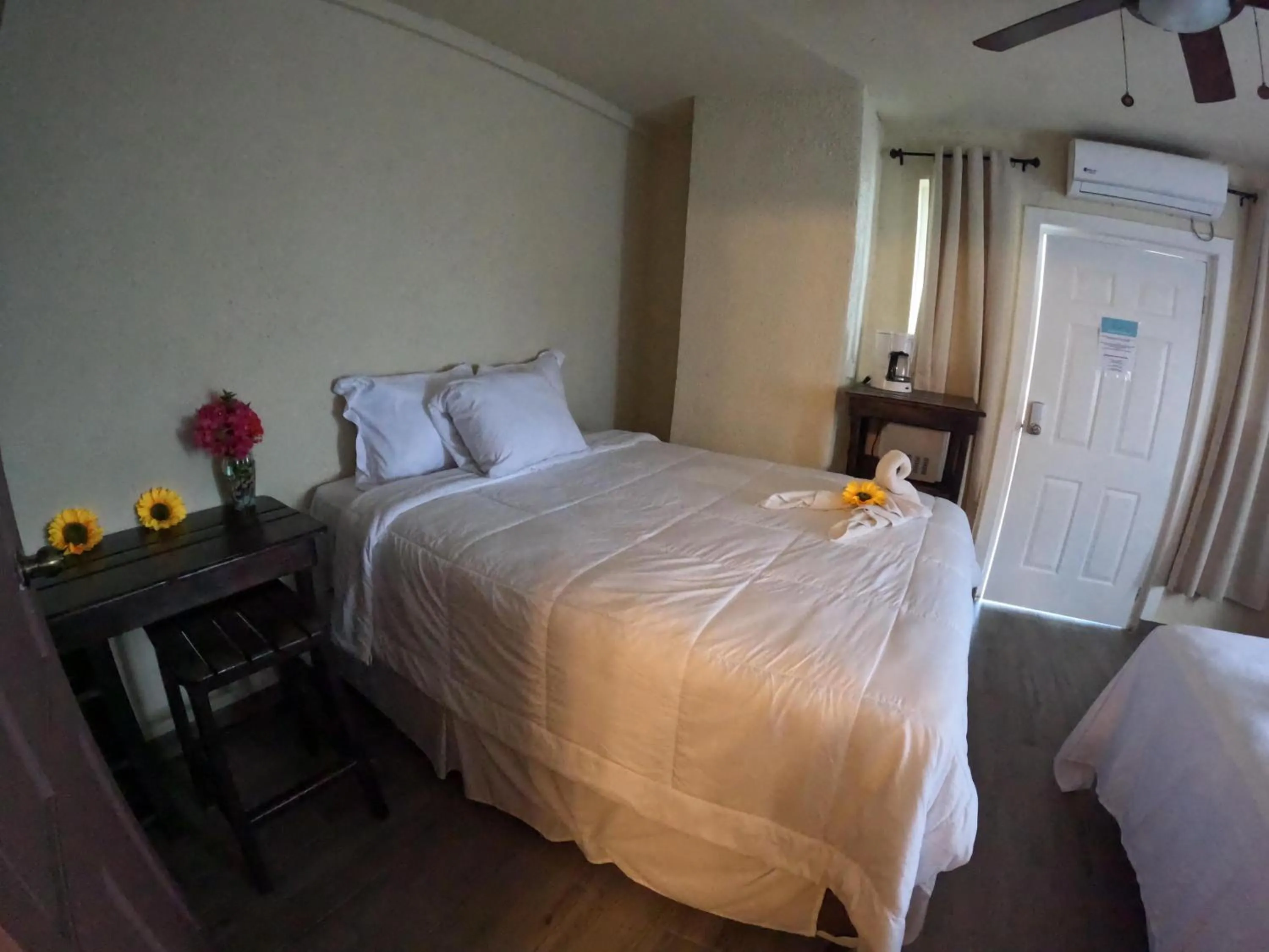 Bedroom, Bed in Ocean View Hotel and Restaurant