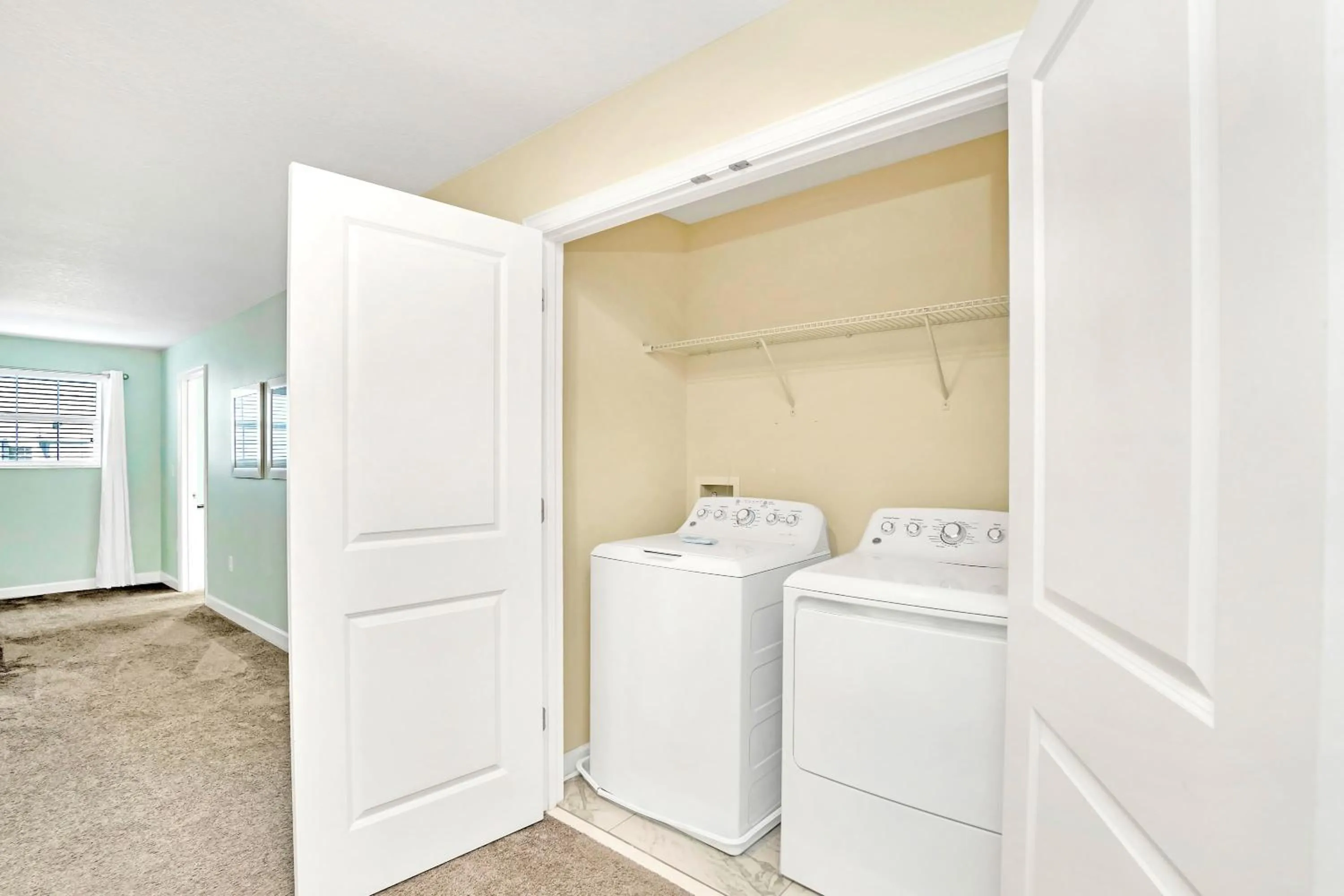 washing machine in Stunning 8BR Home with BBQ Pool and Theater