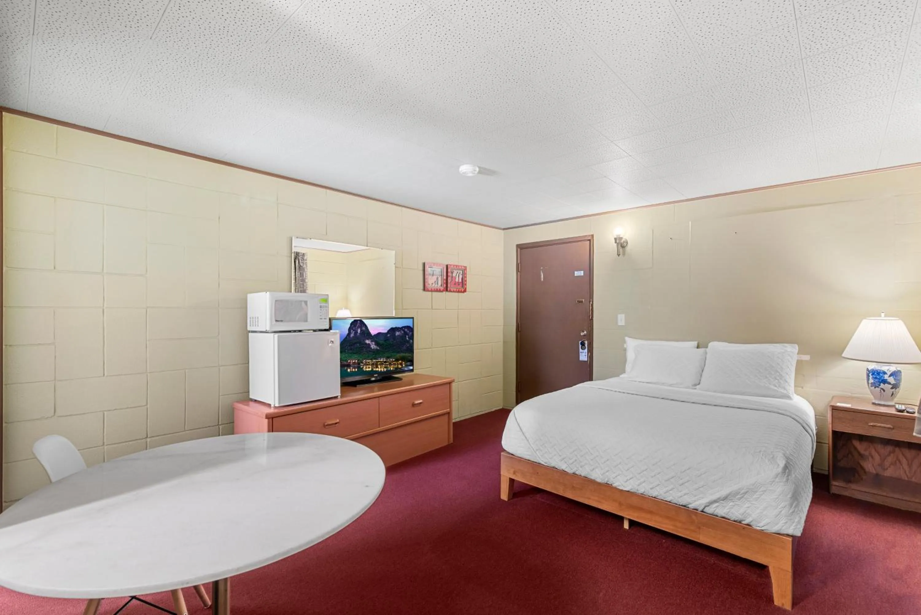 Photo of the whole room, Bed in Cashmere Inn