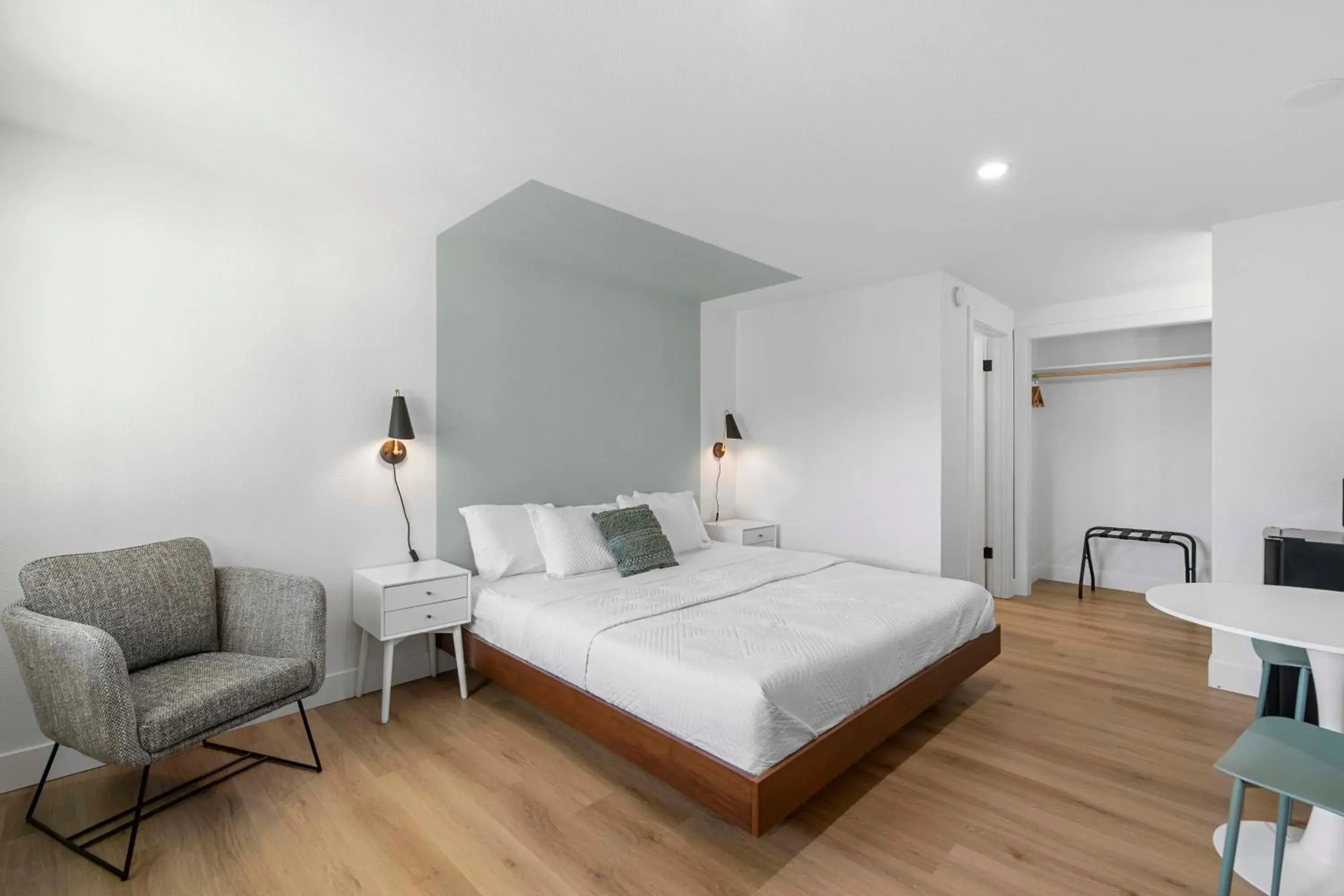 Deluxe King Room in Cashmere Inn Deluxe King Room in Cashmere Inn