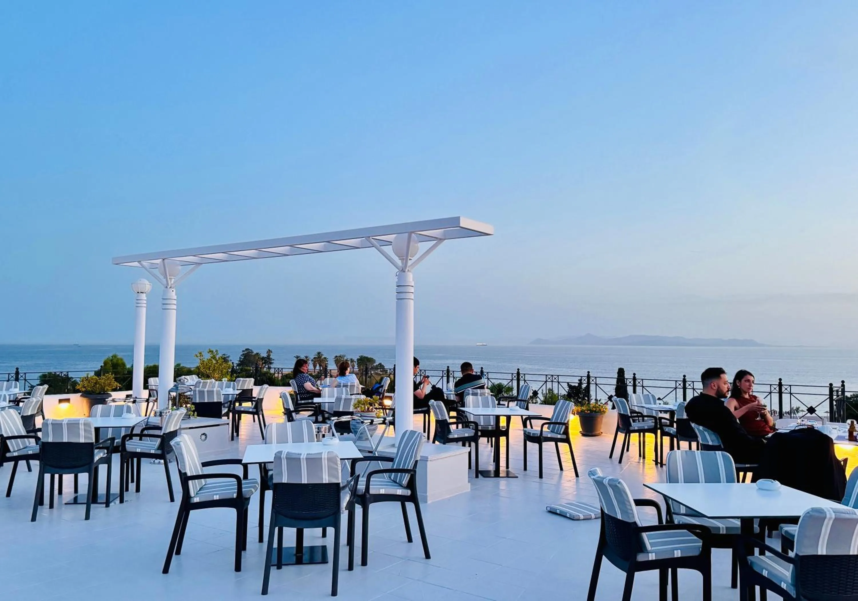 Restaurant/places to eat in Hotel London