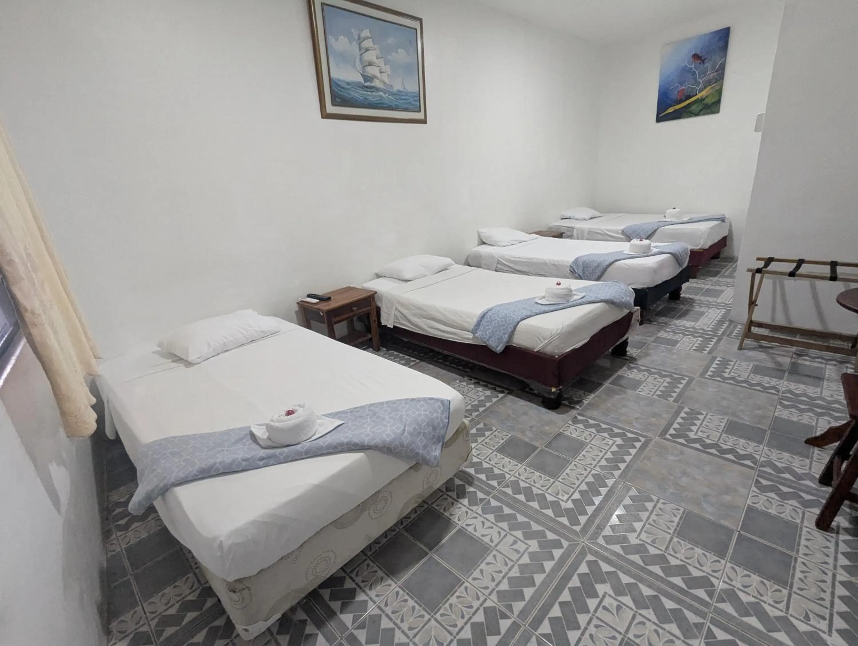 Bed in 4-Bed  Male Dormitory Room - single occupancy in Hostal Gardner