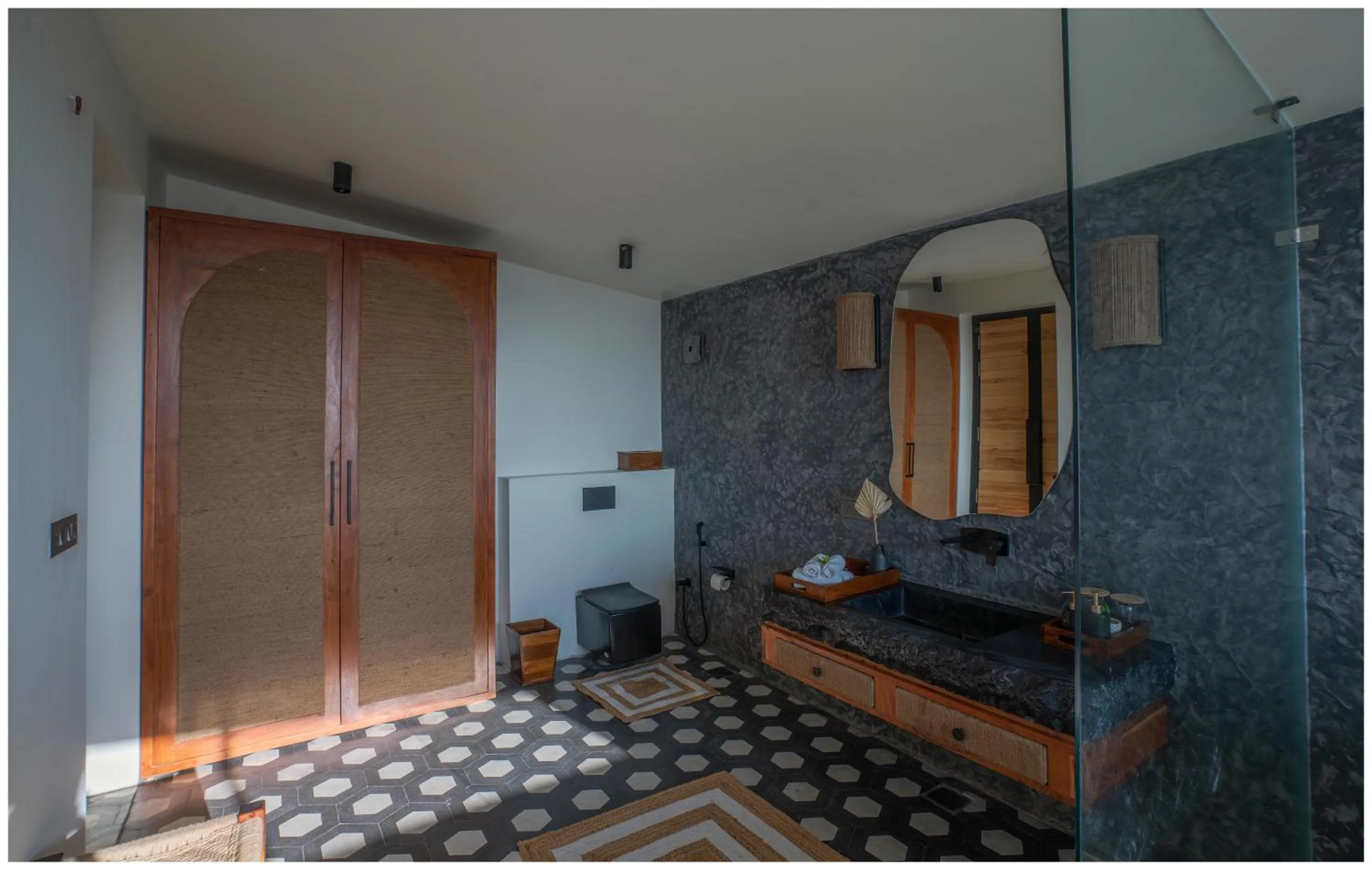 Bathroom, Bed in Casa Concreto- 5-Bedroom Luxury Villa with all weather Pool