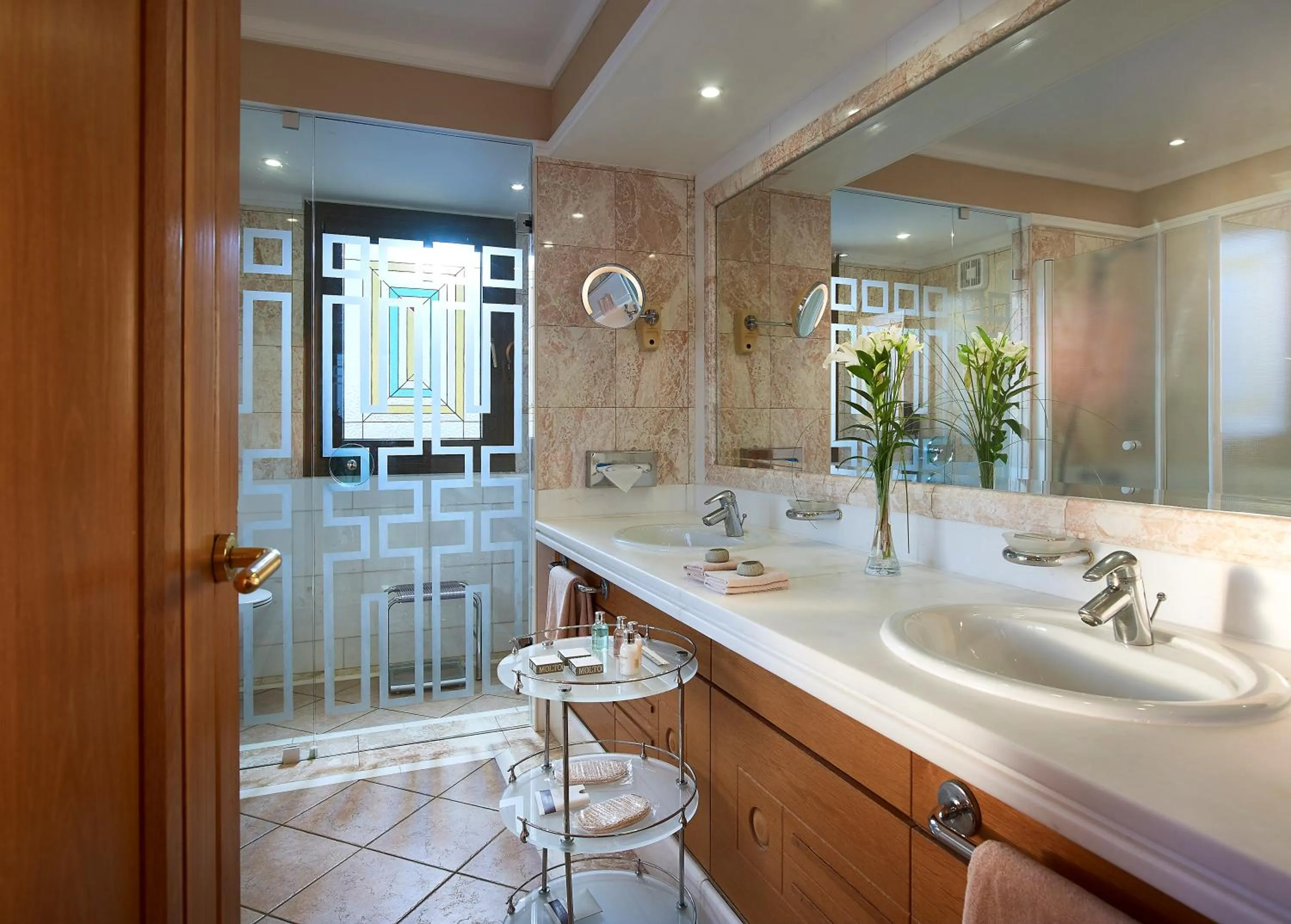 Bathroom in Knossos Royal