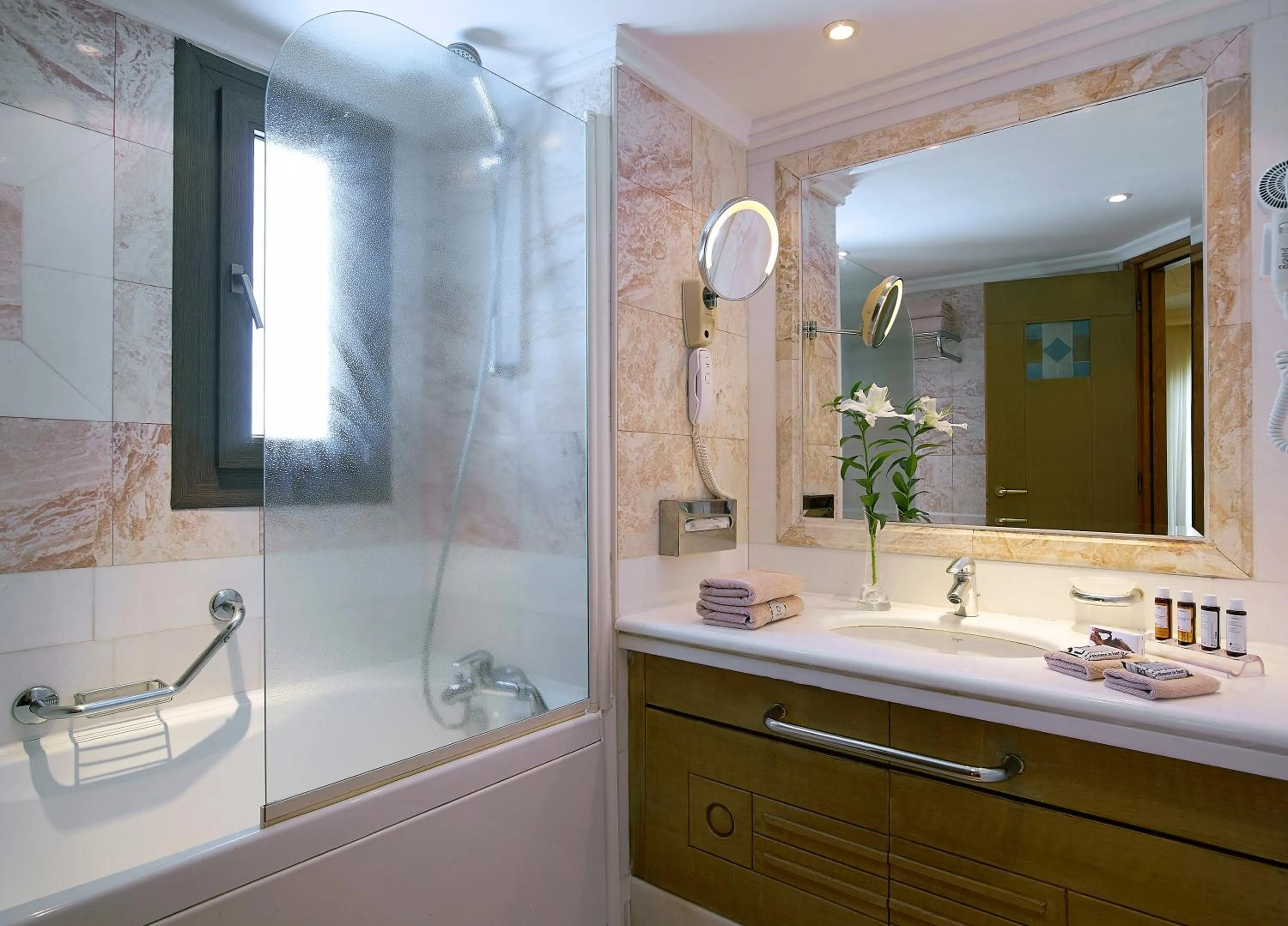 Bathroom in Knossos Royal