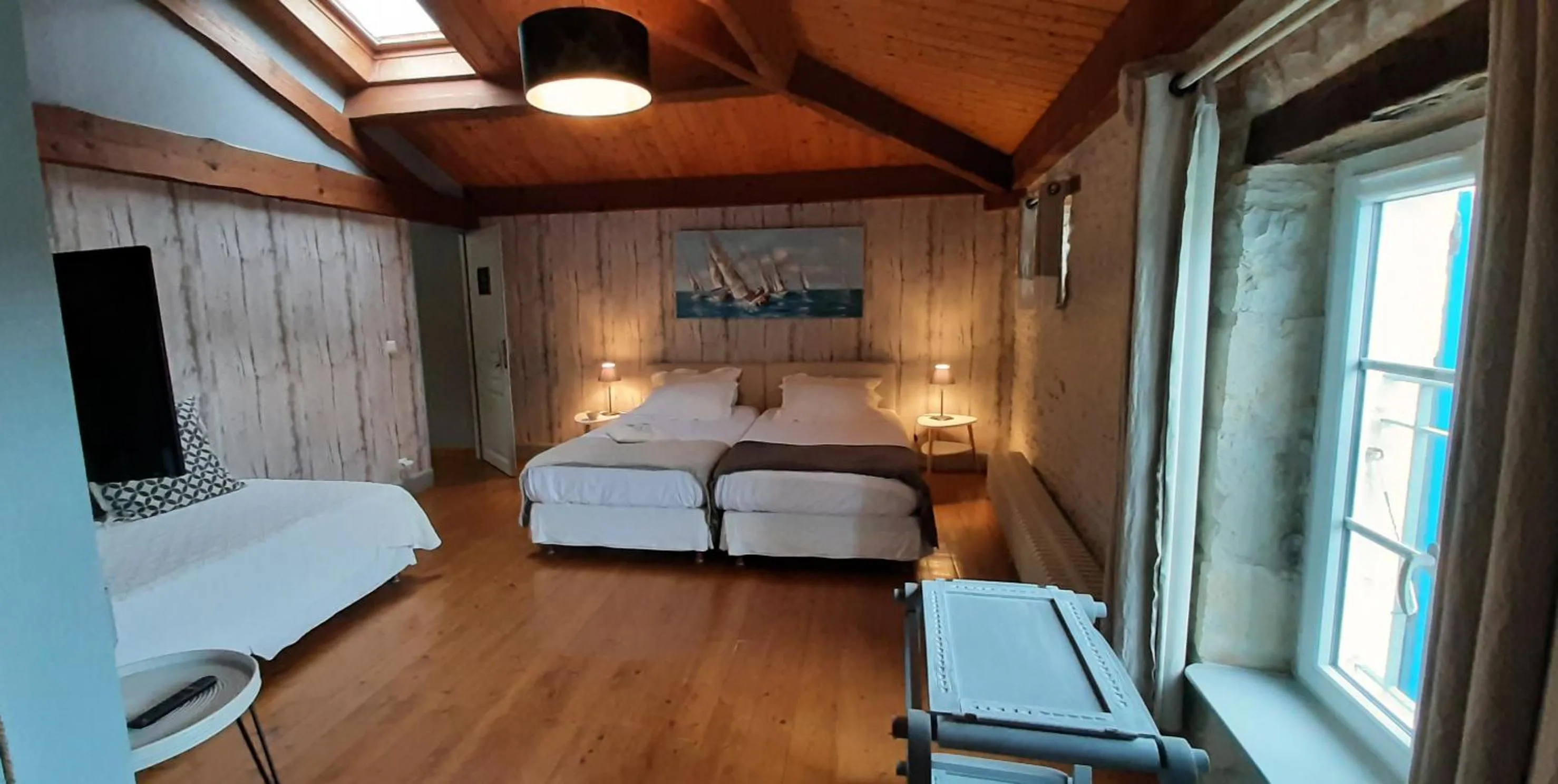 Photo of the whole room, Bed in "LA ROCHELLE LODGE" Chambres d'Hôtes