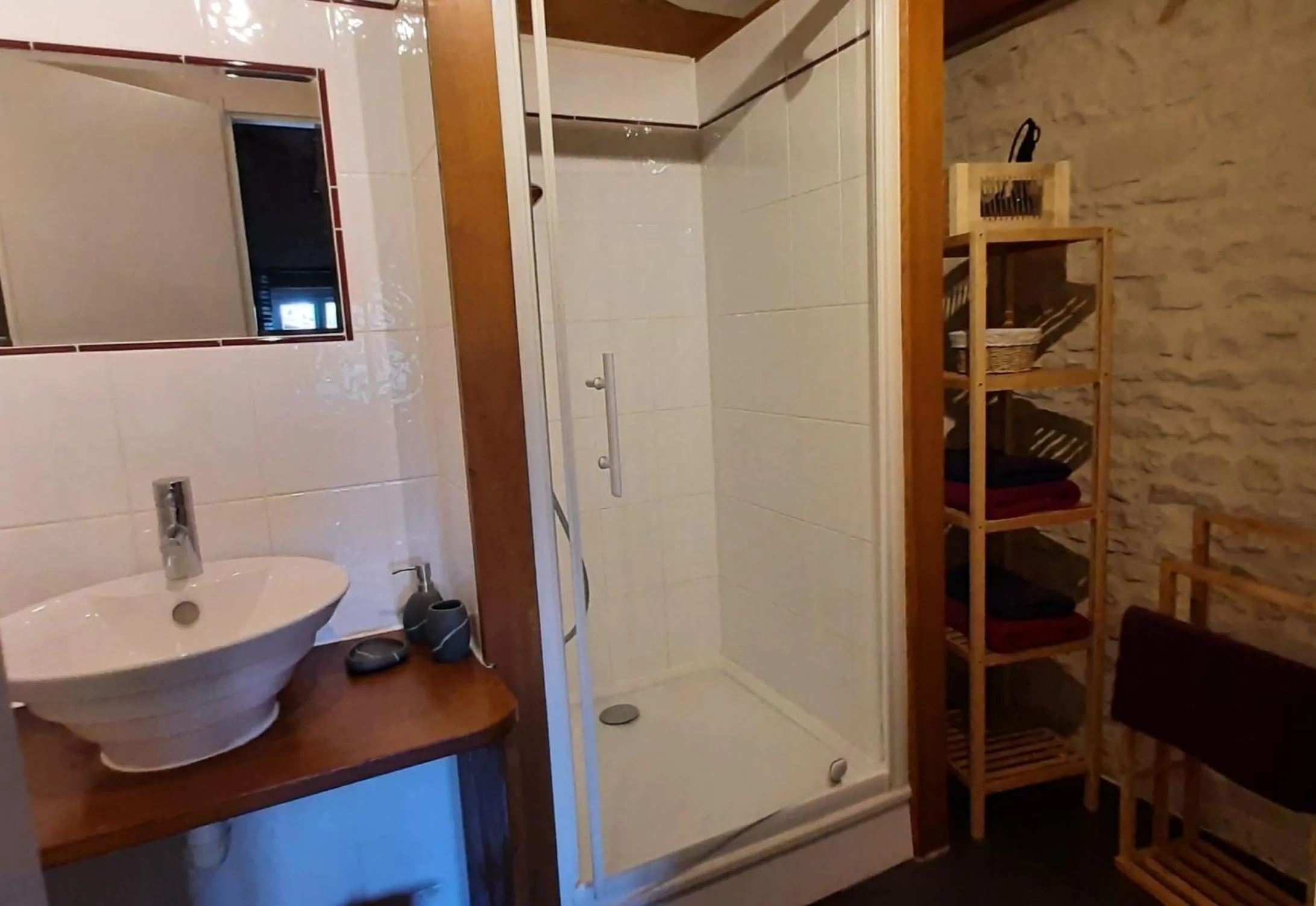 Bathroom in "LA ROCHELLE LODGE" Chambres d'Hôtes