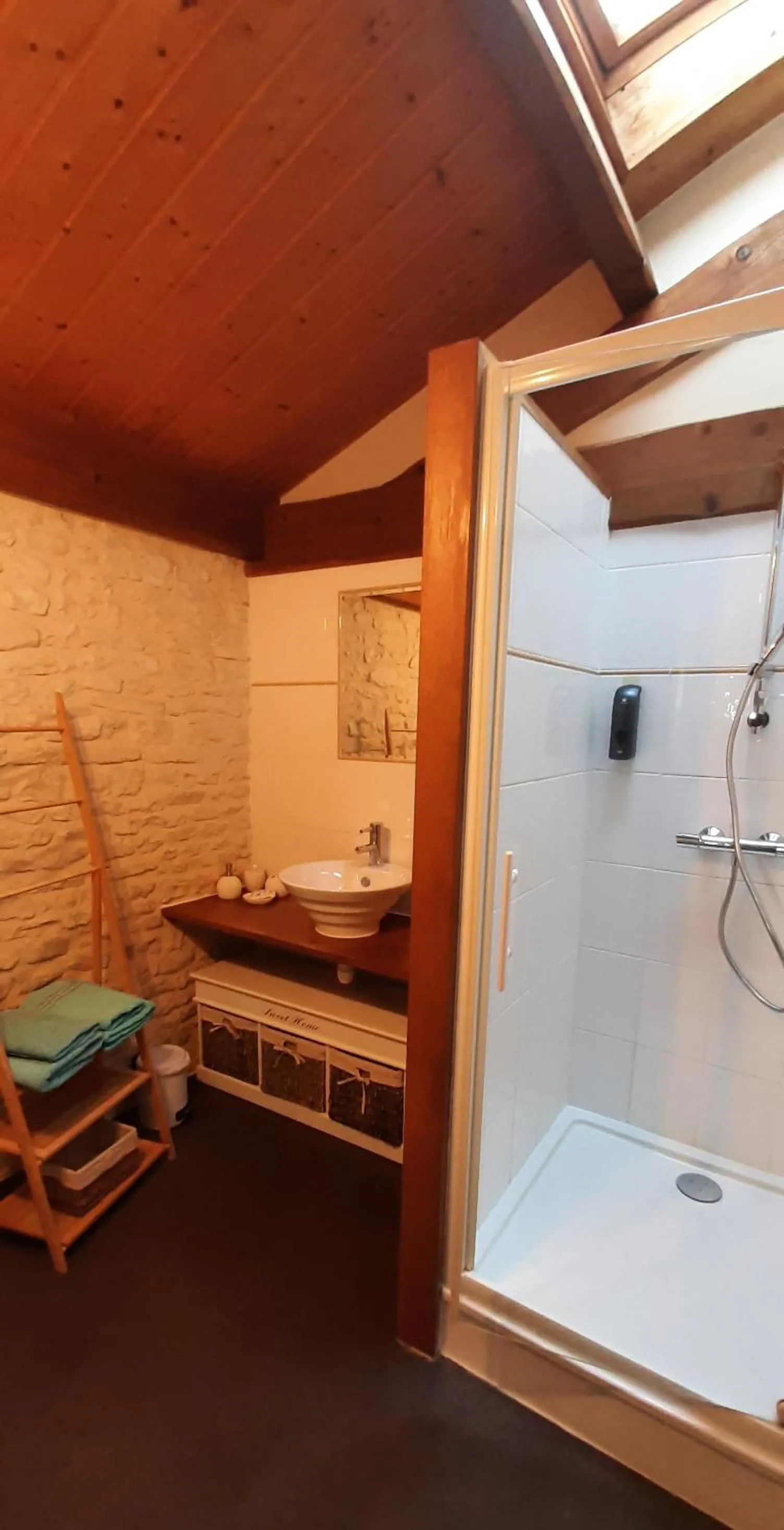 Bathroom in "LA ROCHELLE LODGE" Chambres d'Hôtes