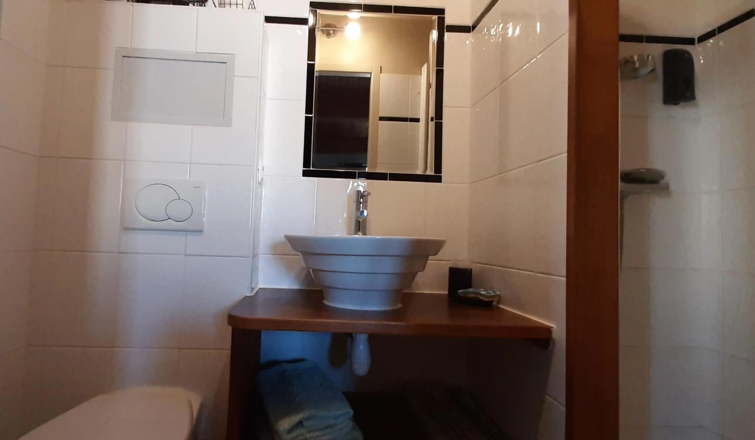 Bathroom in "LA ROCHELLE LODGE" Chambres d'Hôtes