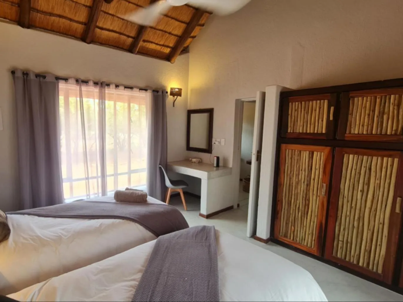 Photo of the whole room, Bed in Hoedspruit Bush Stay